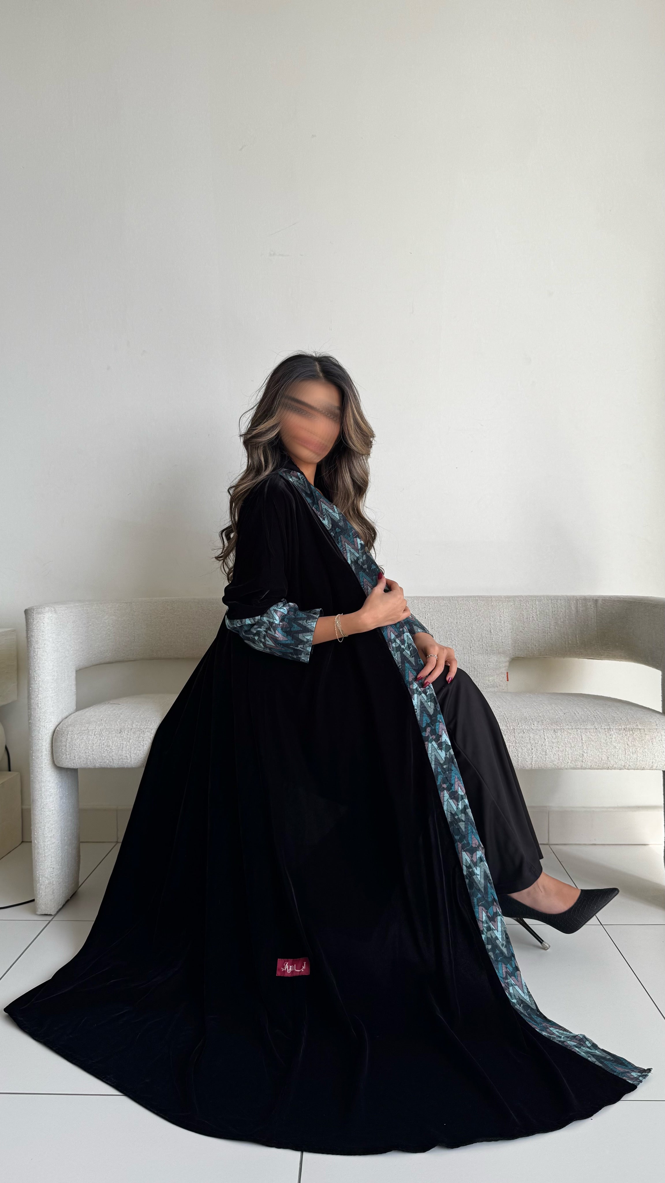 MWT561 - عباية مخمل مع تدخيلة الوان - Aya