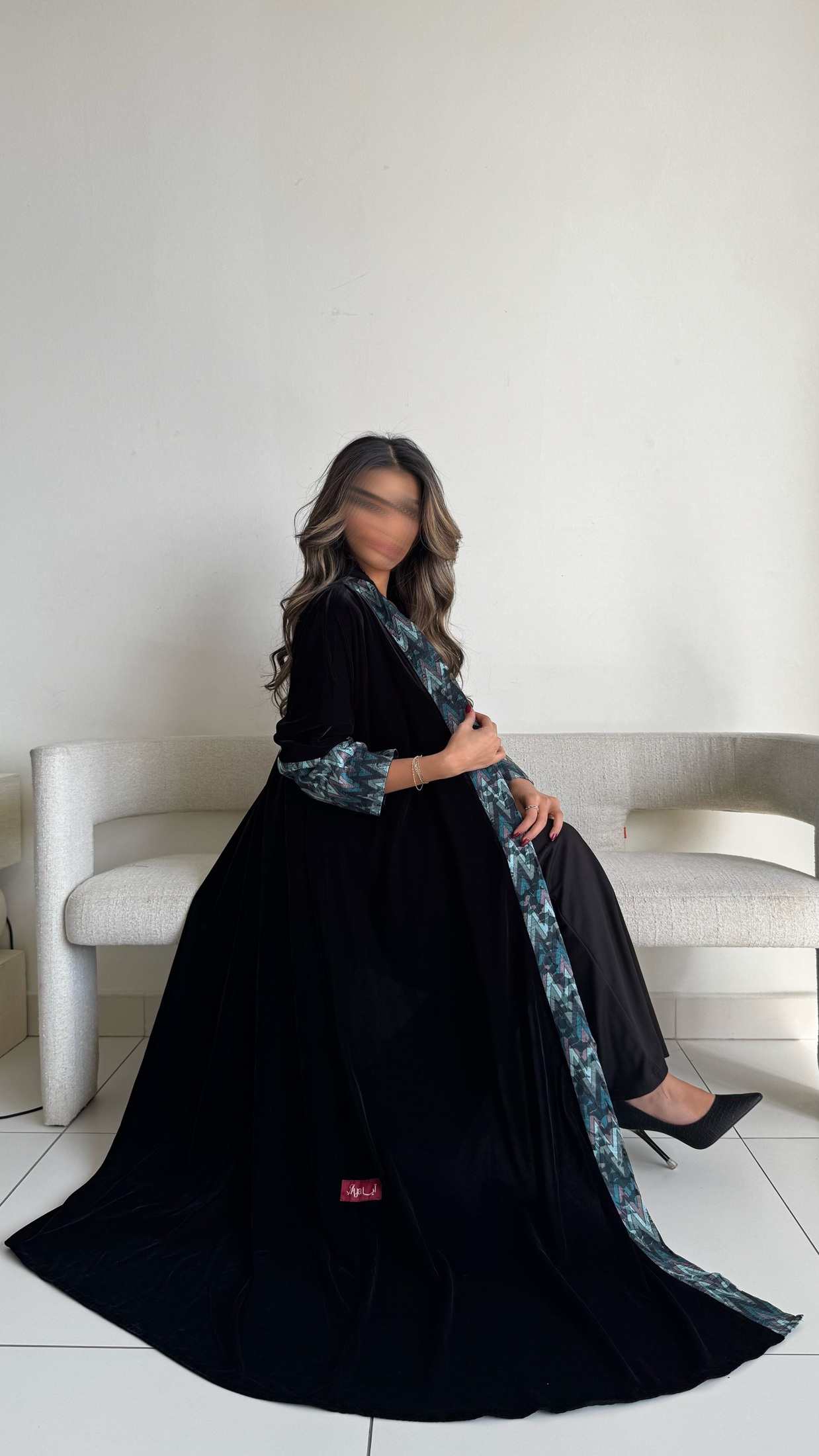 MWT561 - عباية مخمل مع تدخيلة الوان - Aya