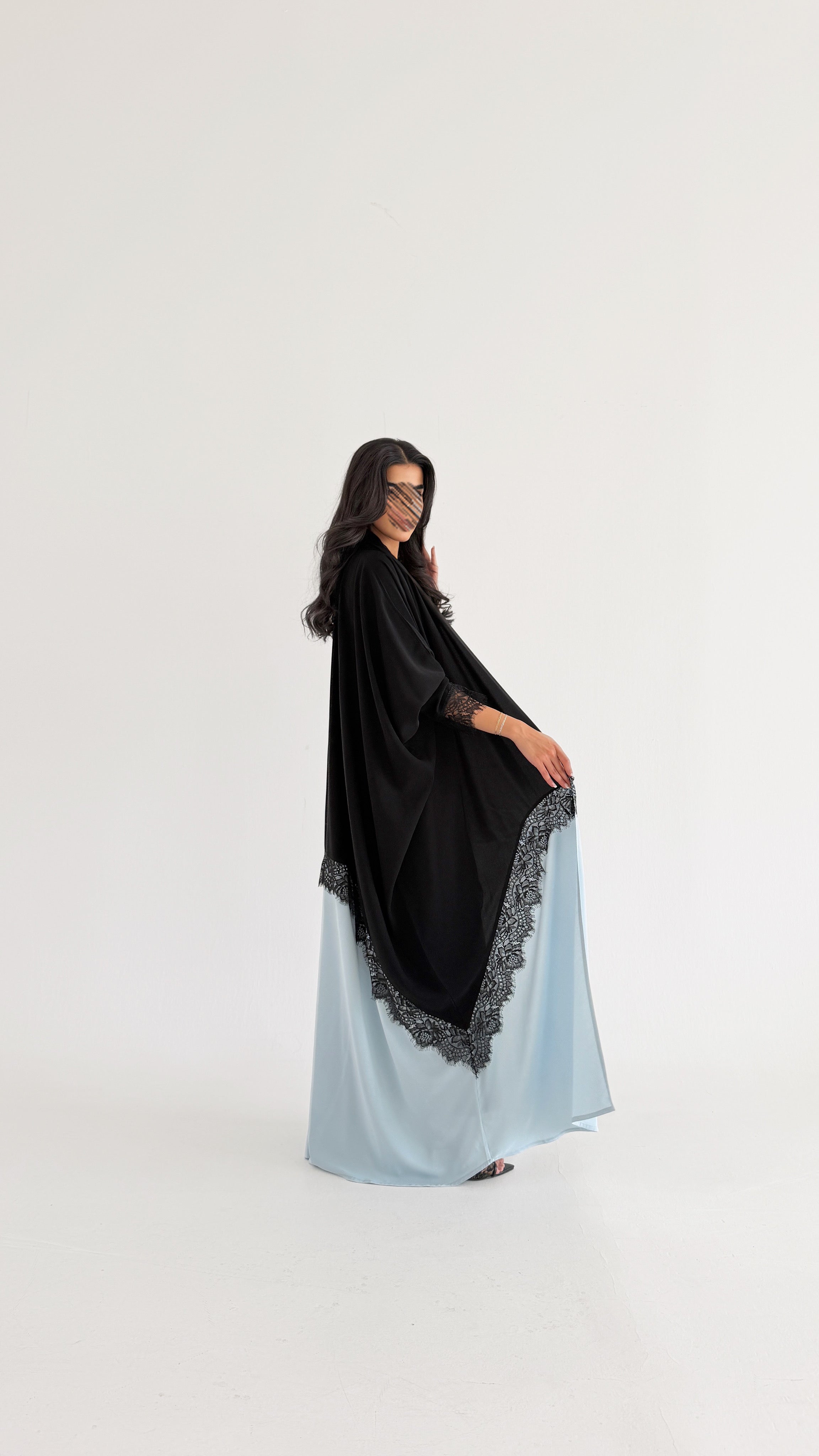 MWT2009 - عباية كريب اسود وساتان مع دانتيل - Aya