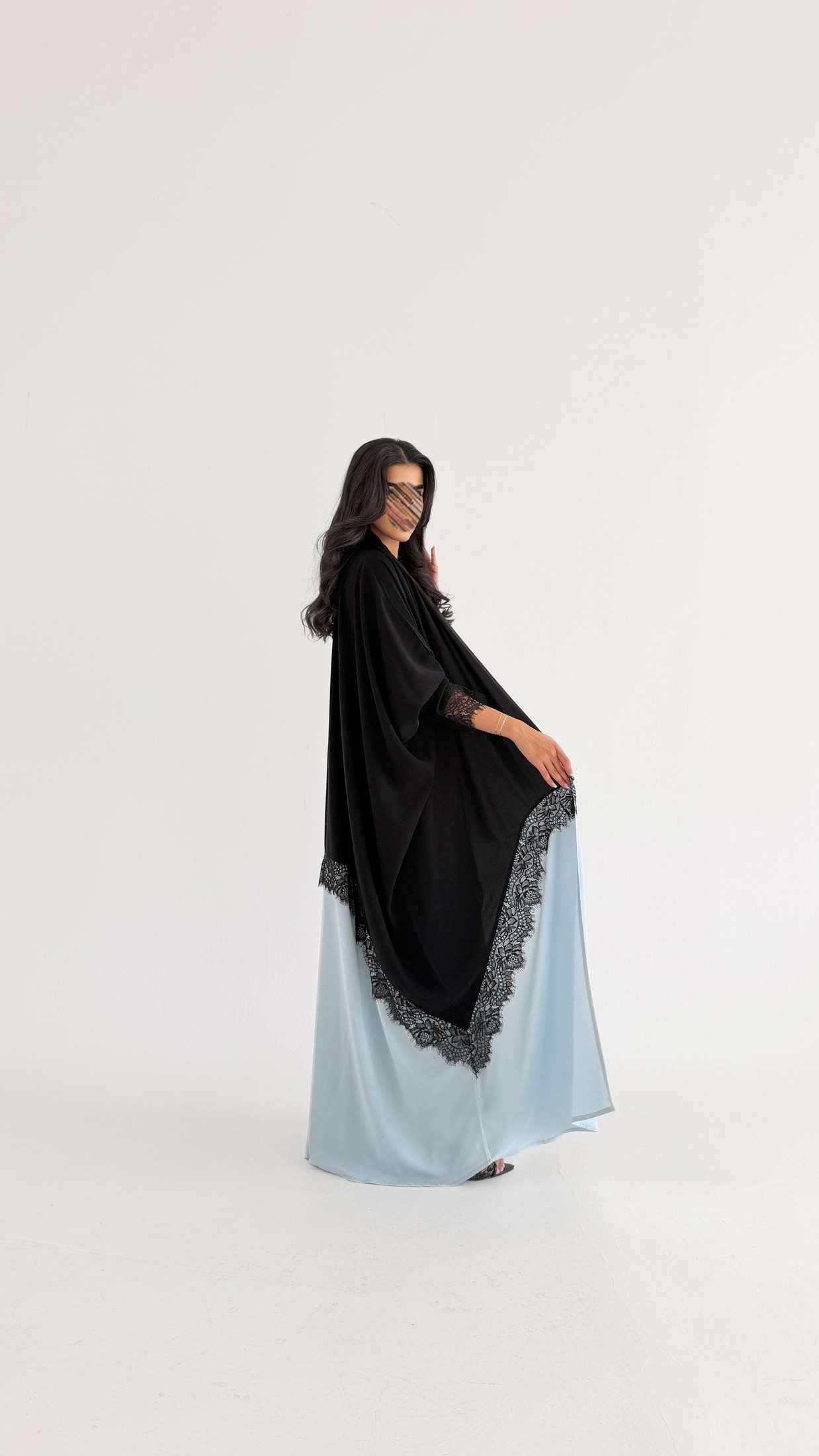 MWT2009 - عباية كريب اسود وساتان مع دانتيل - Aya