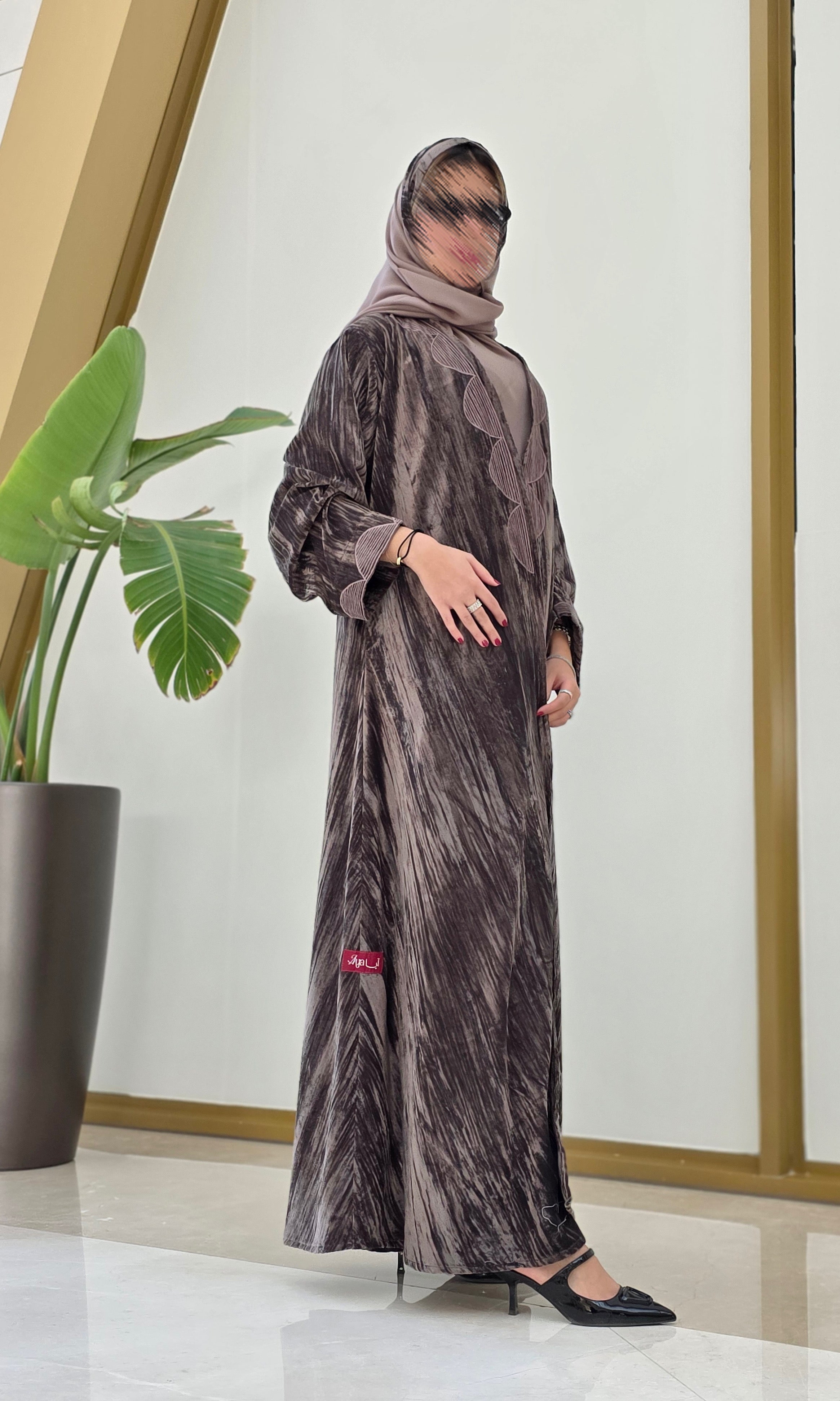 MWT681 - عباية بني مخمل مكسر مع تطريز - Aya