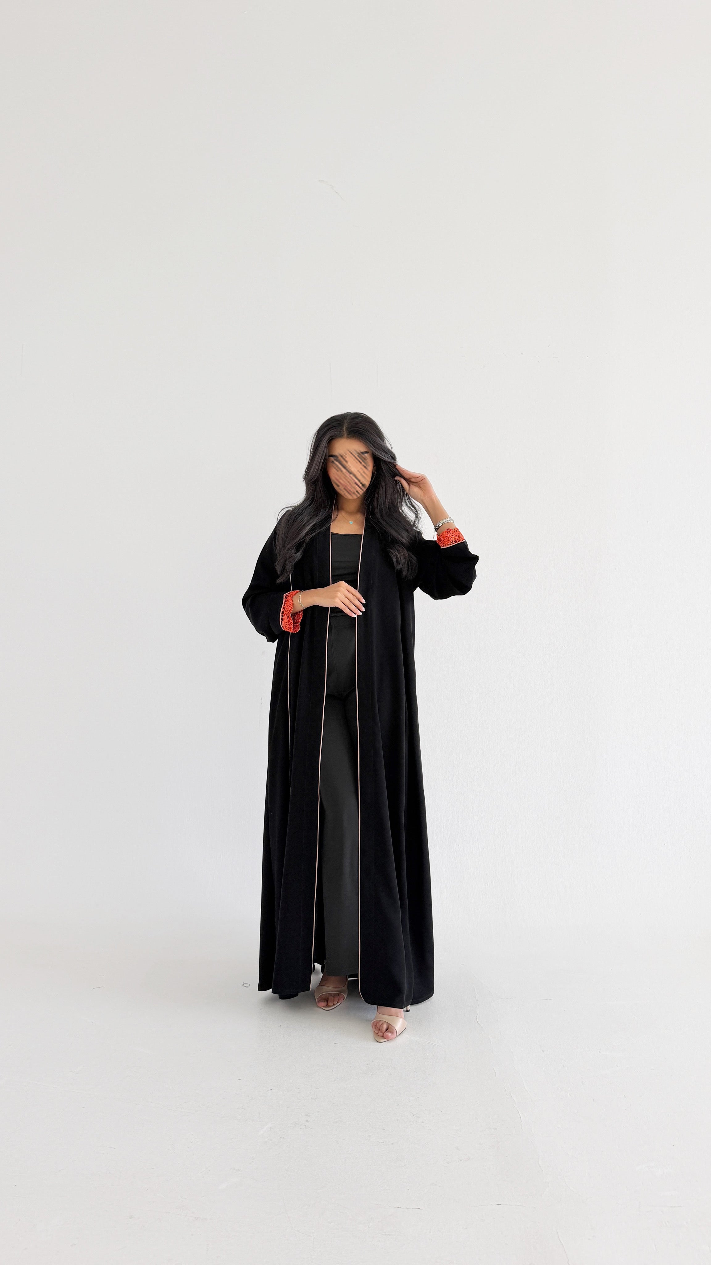 MWT1102 - عباية اسود بتدخيلة كلفه وقيطان وردي - Aya