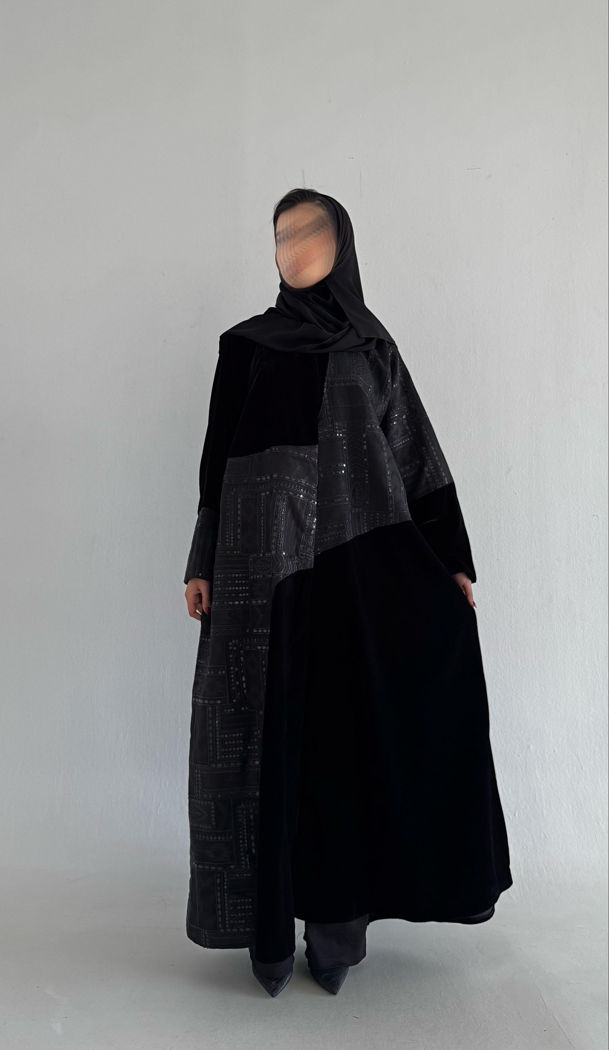 MWT551 - عباية مخمل مع لنن هندي تطريز - Aya