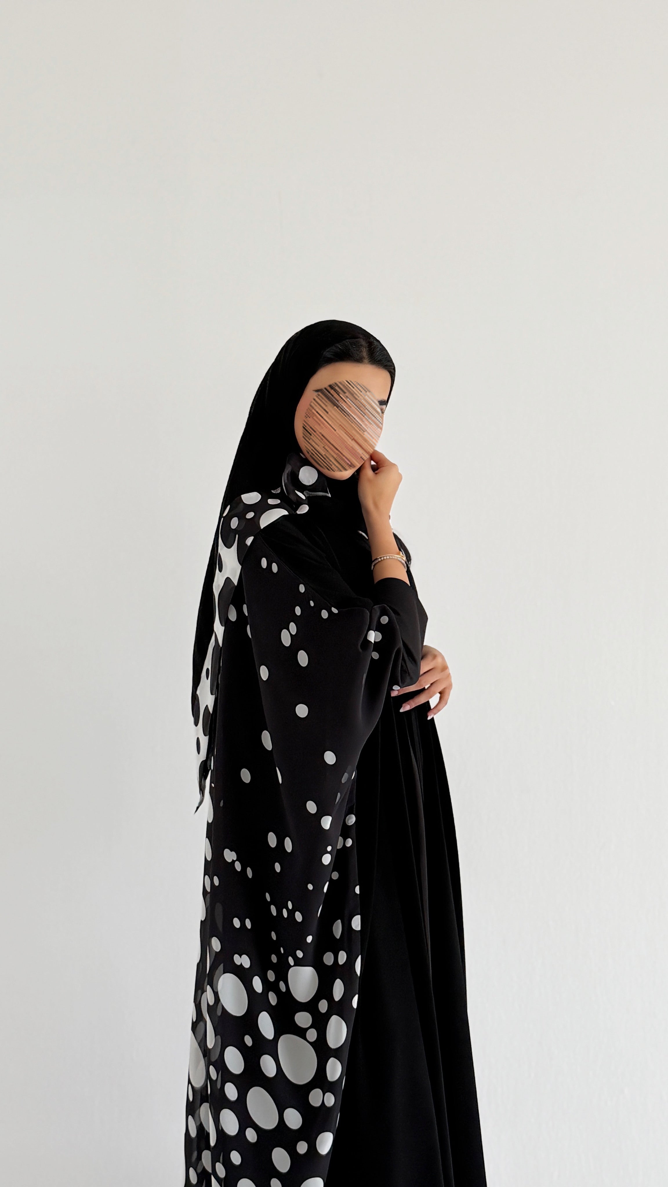 MWT5127 - عبايه كريب ملكي مع شيفون طباعه اسود من الأمام من الخلف منقط مع أكمام ستريتش - Aya