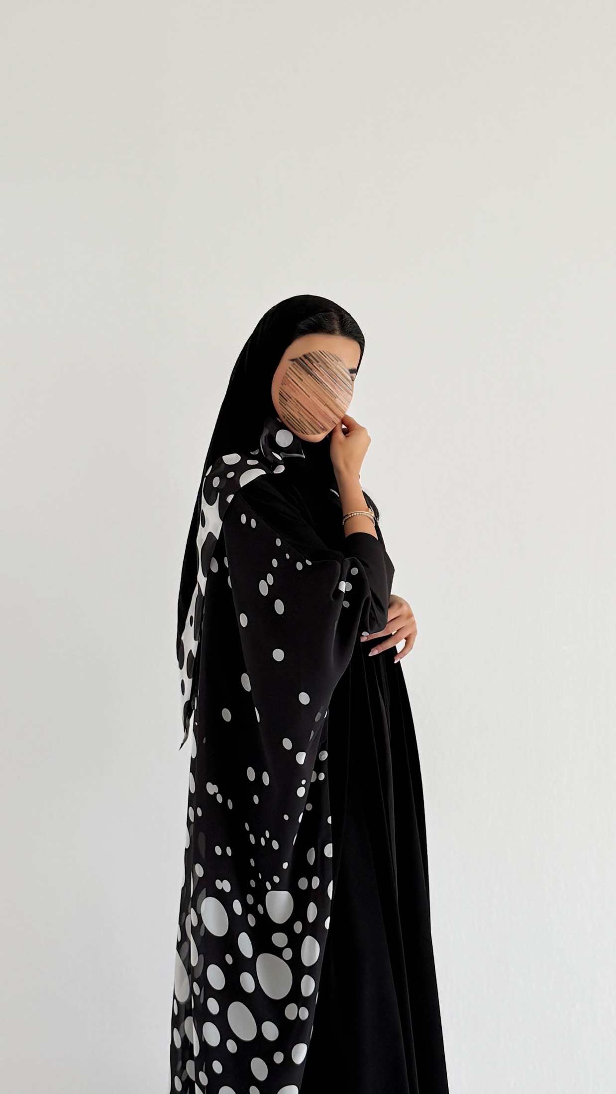 MWT5127 - عبايه كريب ملكي مع شيفون طباعه اسود من الأمام من الخلف منقط مع أكمام ستريتش - Aya