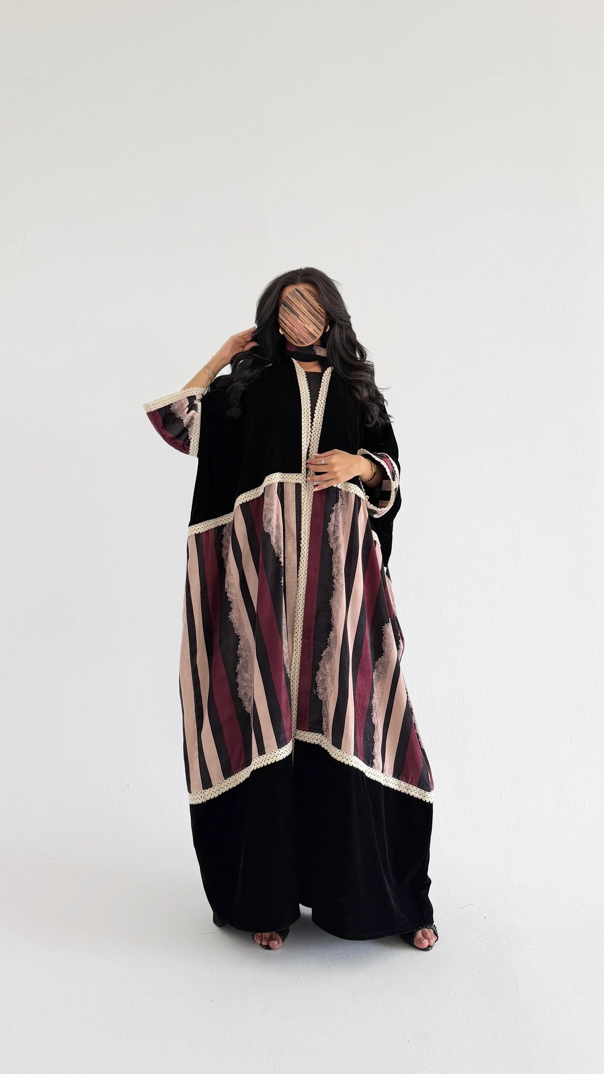 MWT2189 - عبايه مخمل اسود مع مخمل طباعه - Aya