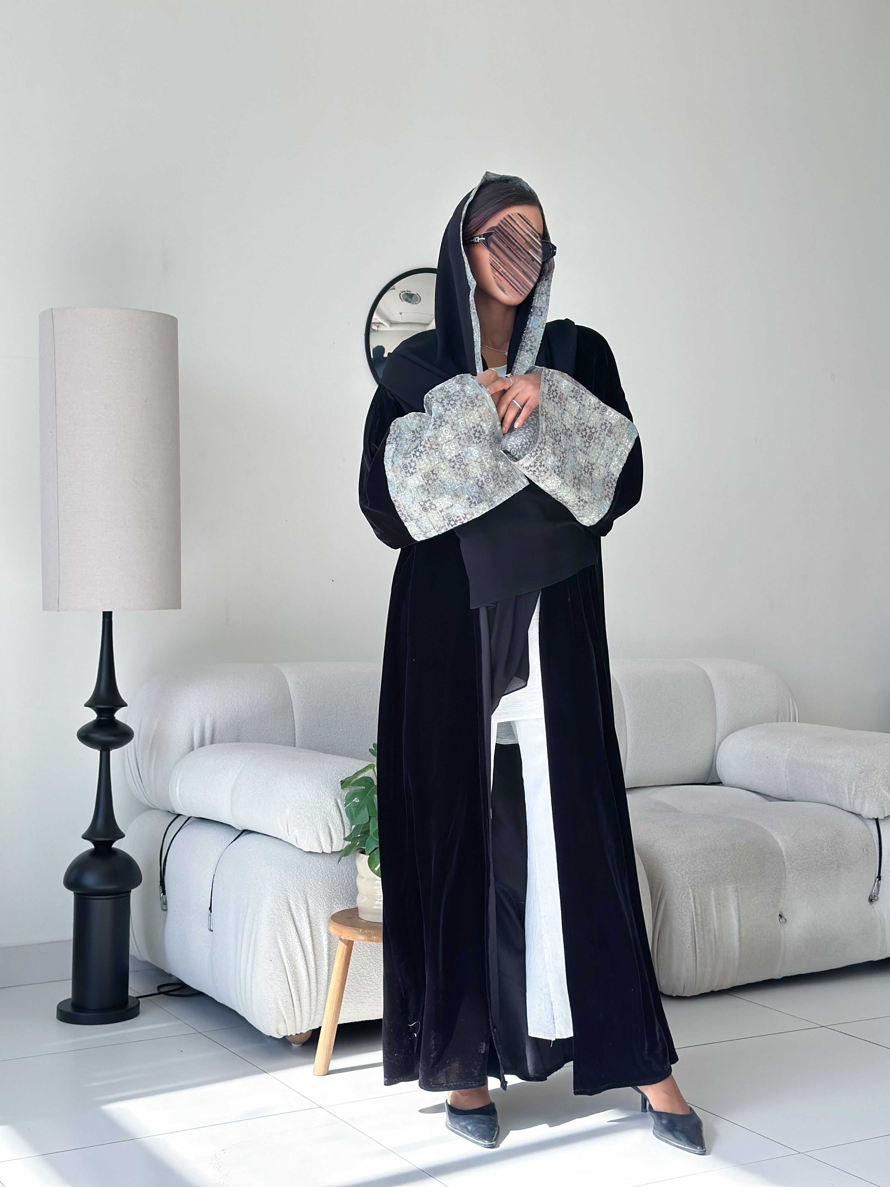 MWT570 - عباية سوداء مخمل بأكمام مطرزة