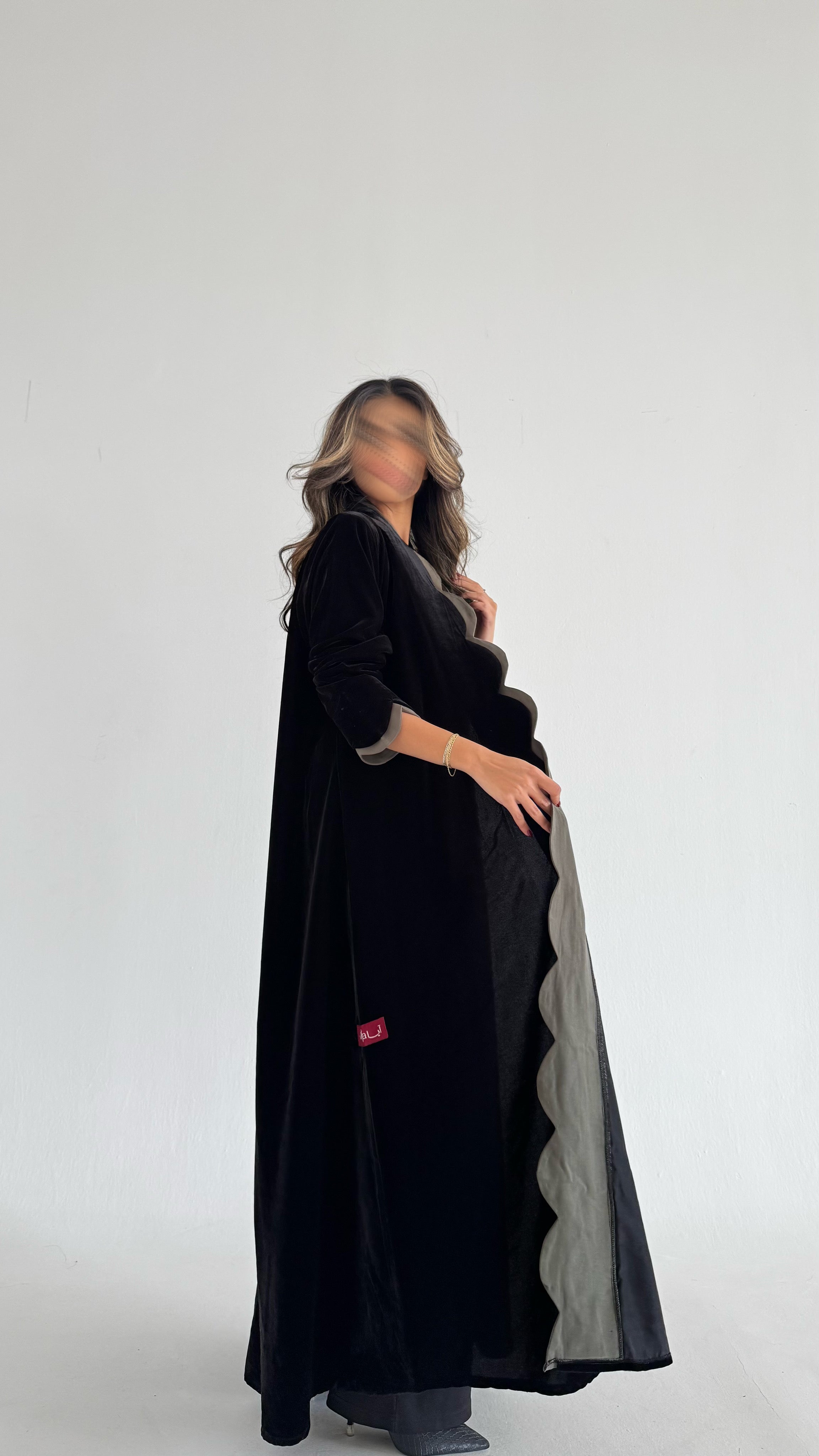 MWT539 - عباية مخمل أسود مع زيتي فاتح - Aya