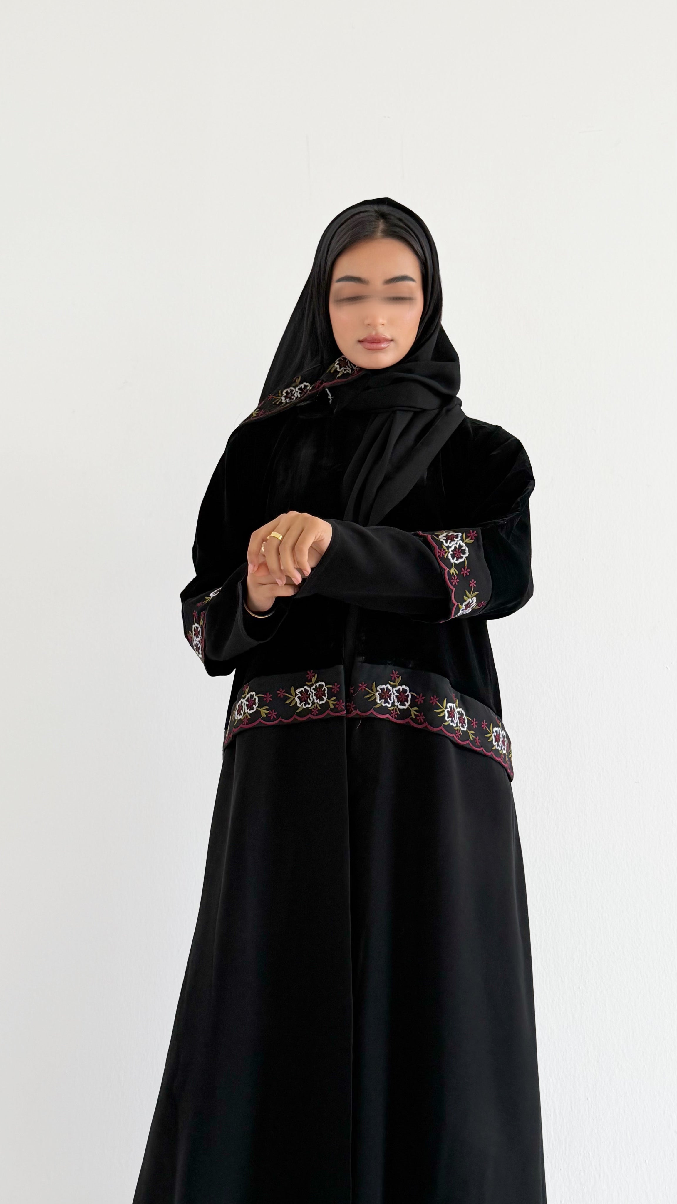 MW1779 - عباية مخمل من تحت قماش كريب الرياض كلفه تطريز كمبيوتر - Aya