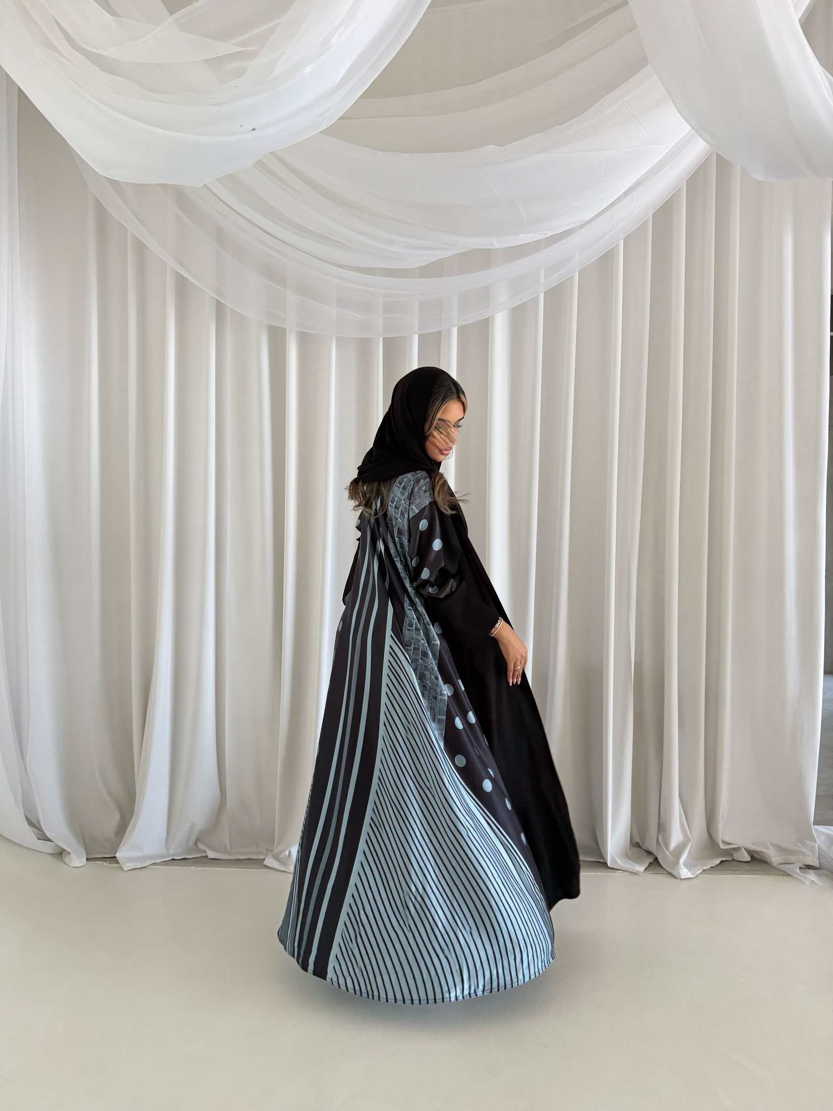 MWT2111 - عباية سوداء من الأمام وطباعة من الخلف -Black Abaya with a Printed Back - Aya