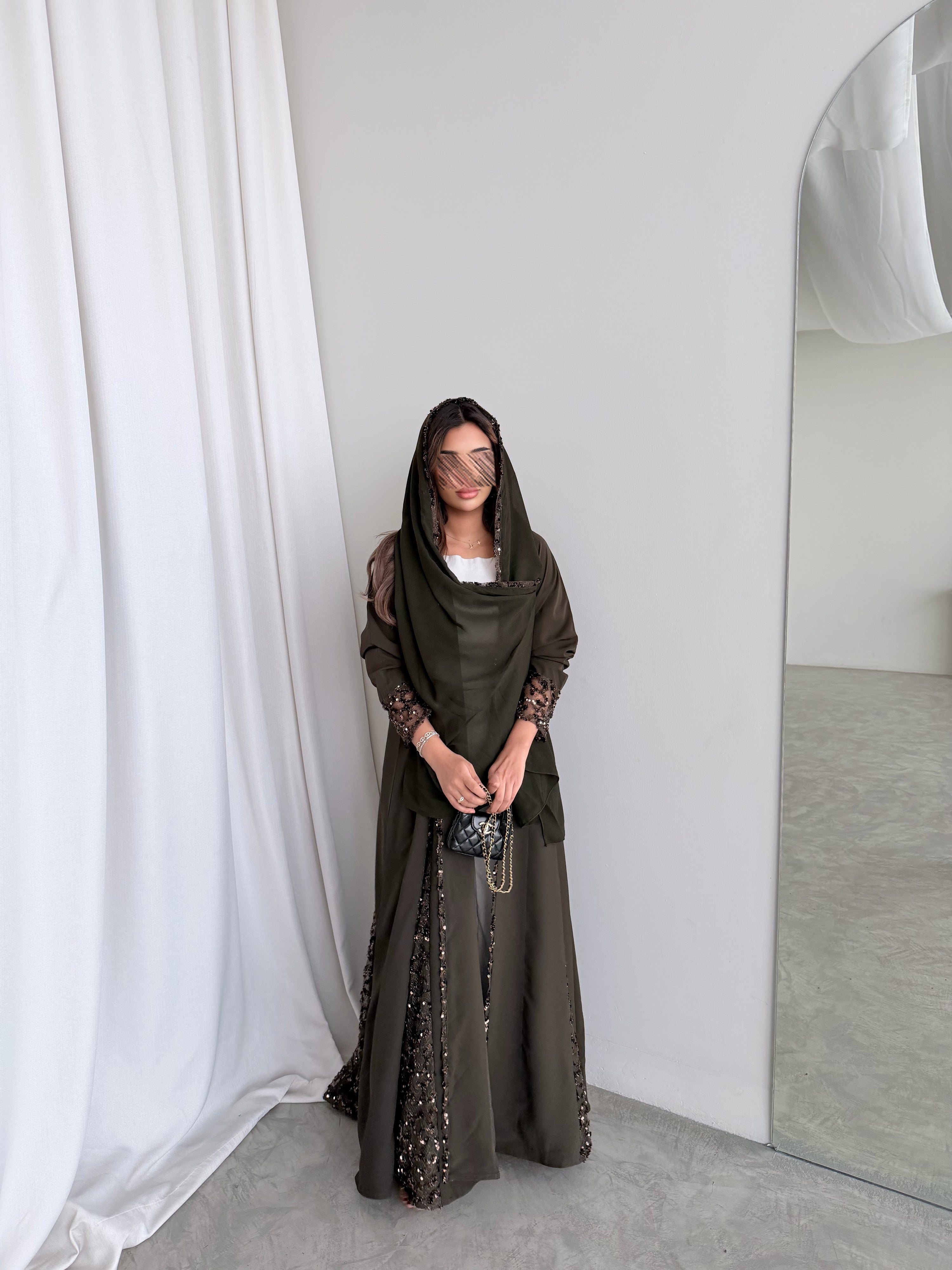 MWT2013 - عباية كريب زيتي مع تدخيله دانتيل زيتي - Aya