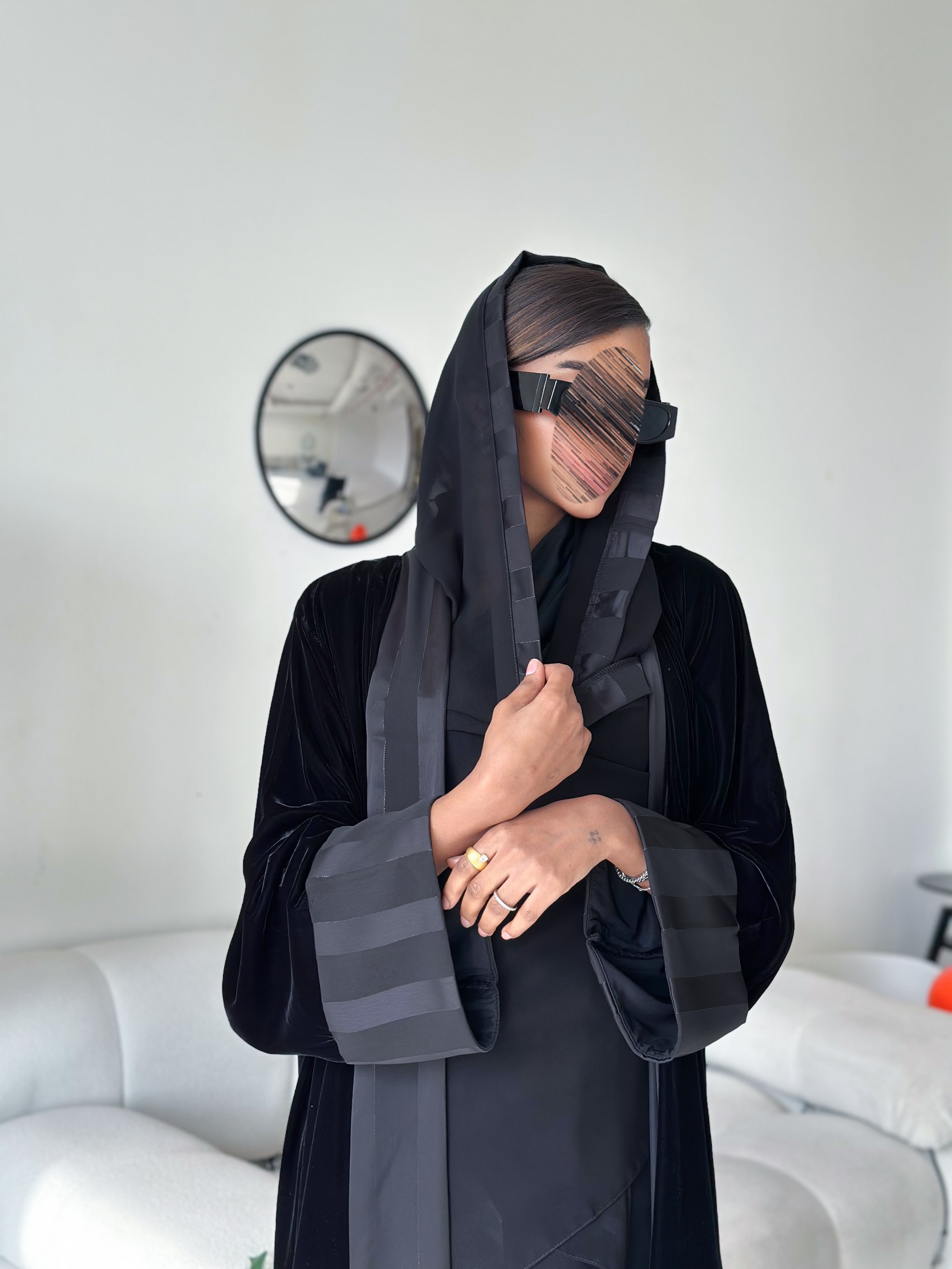 MWT688 - عباية مخمل مع تدخيلة ساتان