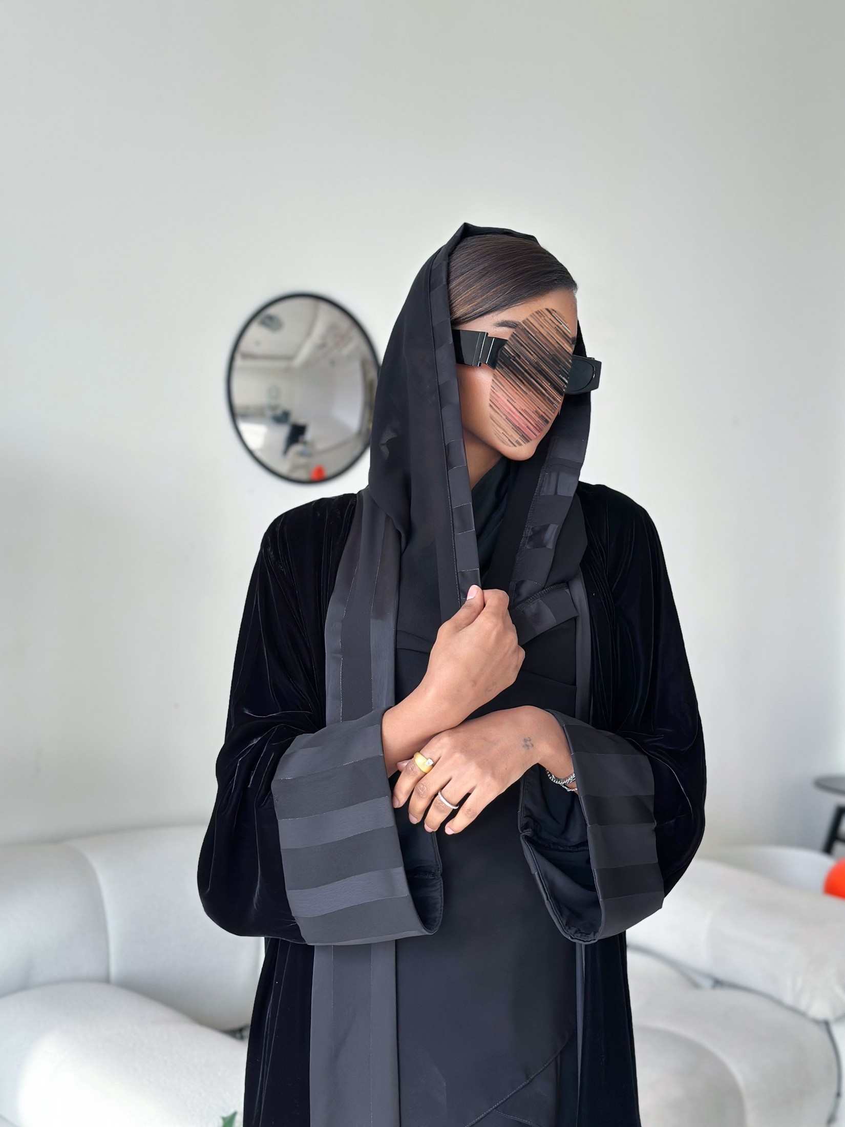 MWT688 - عباية مخمل مع تدخيلة ساتان - Aya