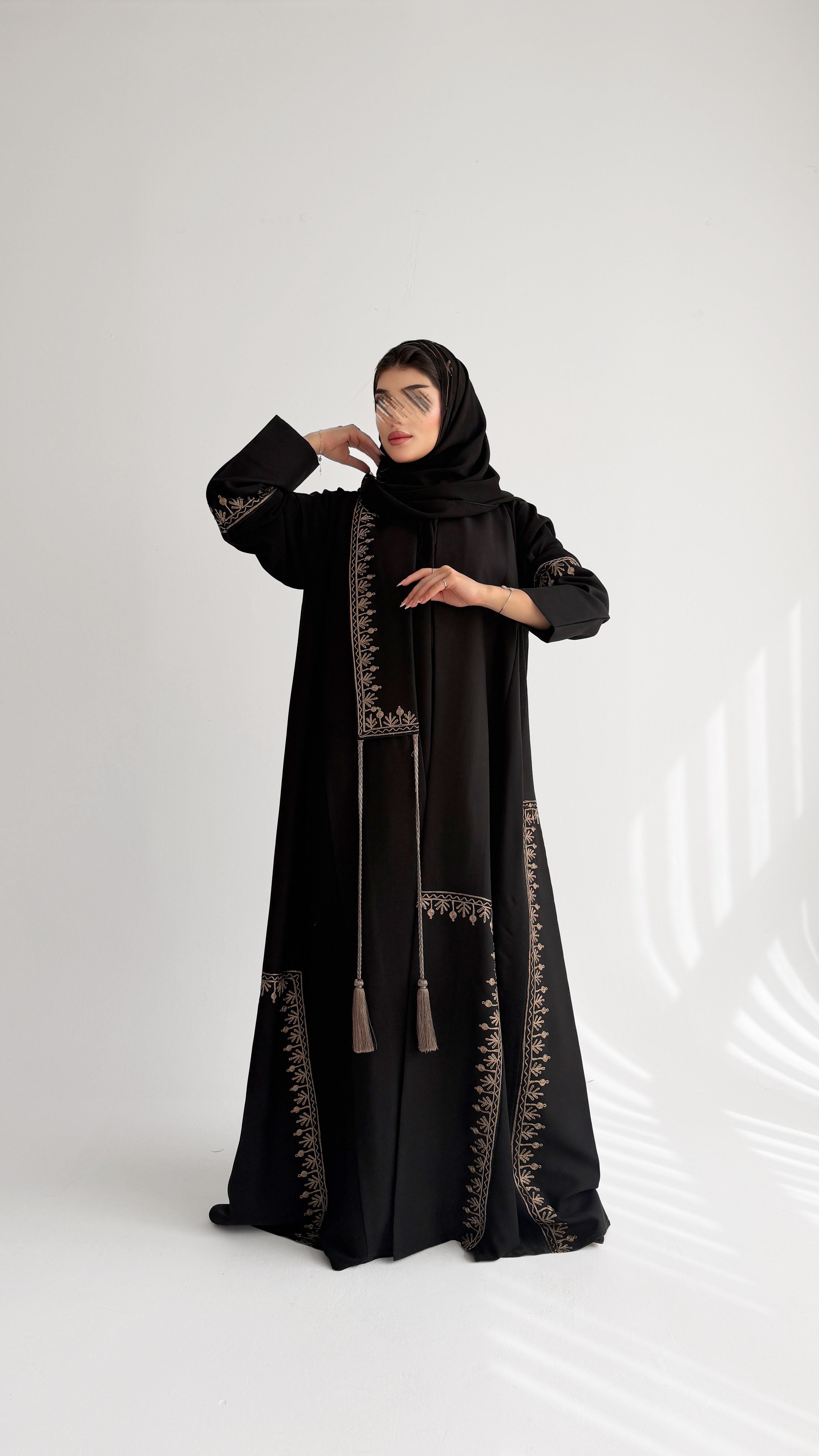 MWT1031 - عباية اسود بتطريز من الامام واضافه دندوشة - Aya