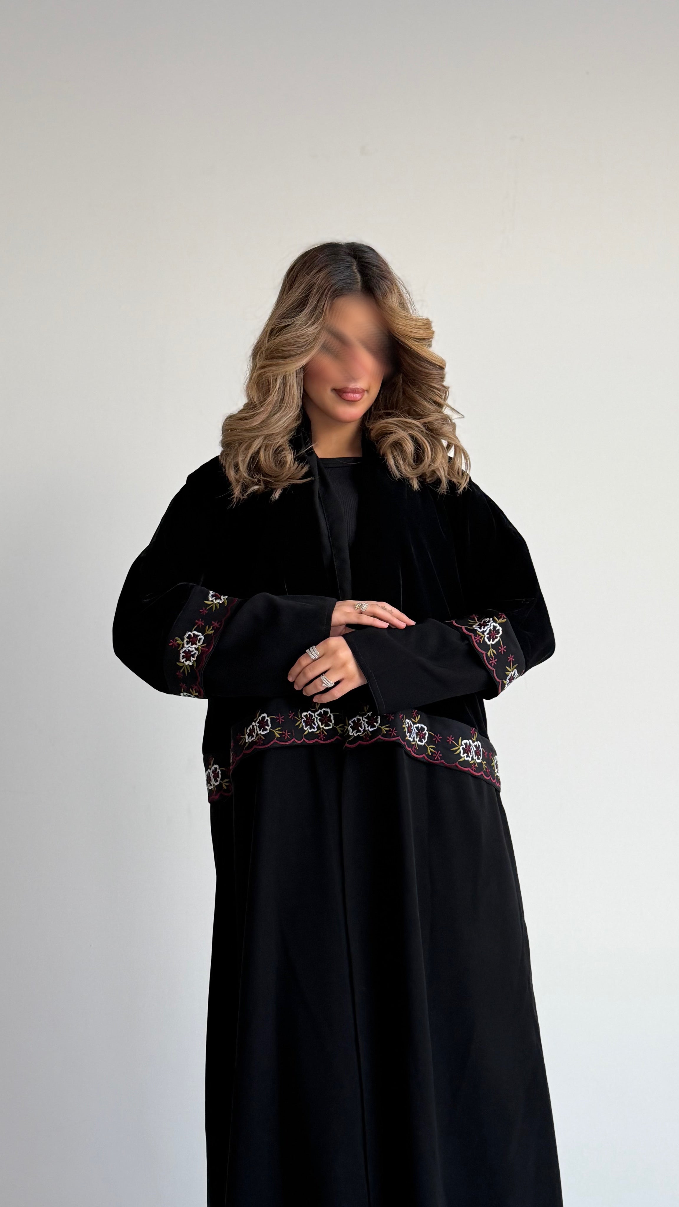 MW1779 - عباية مخمل من تحت قماش كريب الرياض كلفه تطريز كمبيوتر - Aya