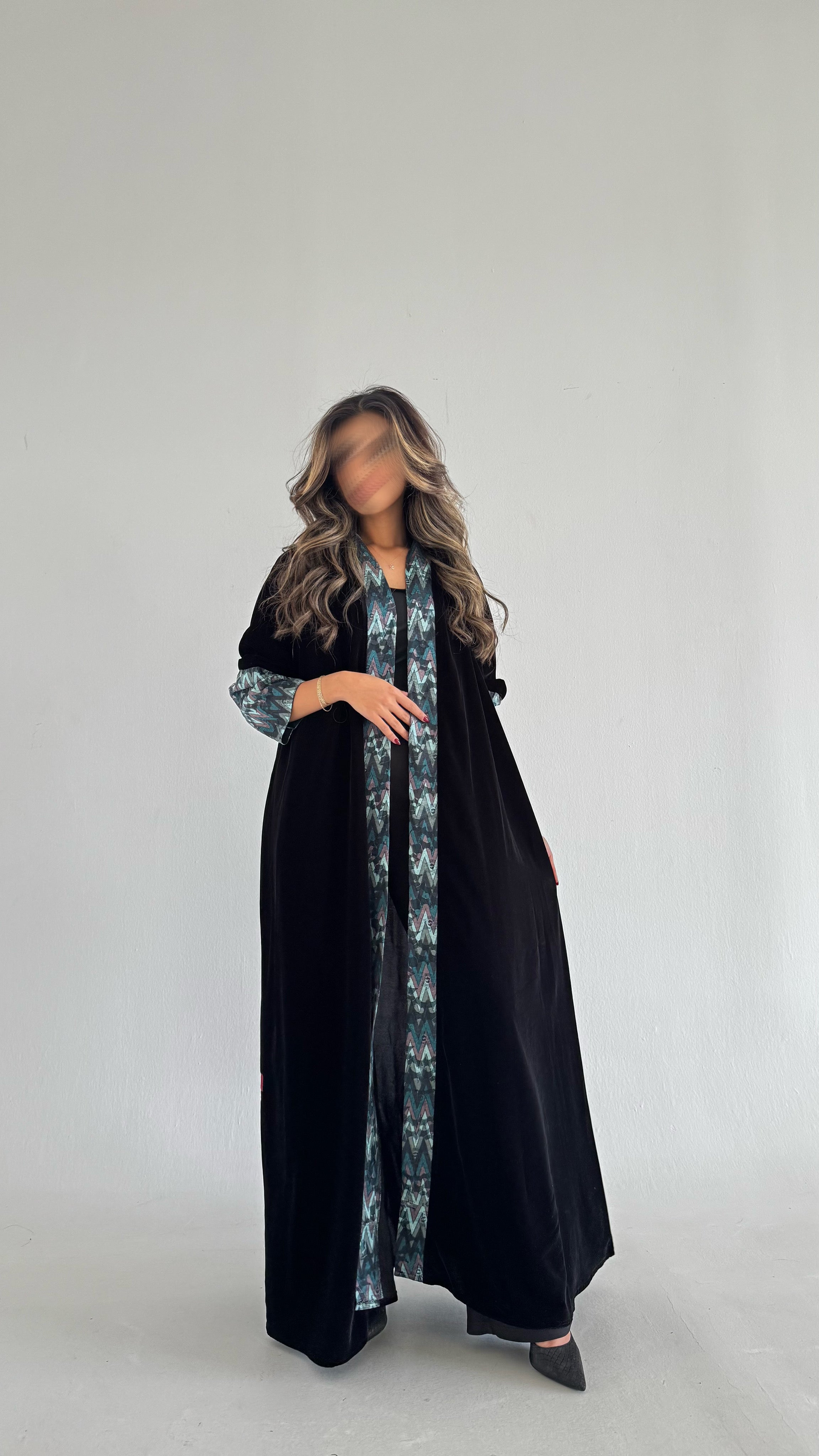 MWT561 - عباية مخمل مع تدخيلة الوان - Aya