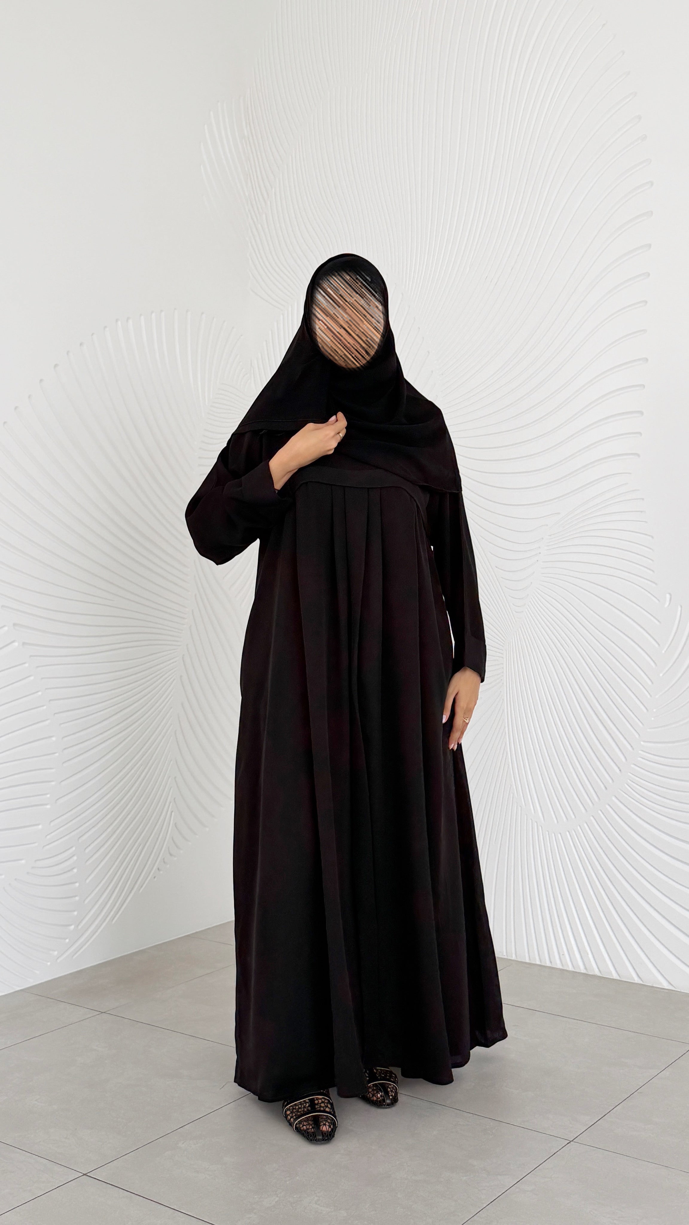 MWO002 - عباية بكسرات واسعة وجيب مخفي في الصدر - Aya