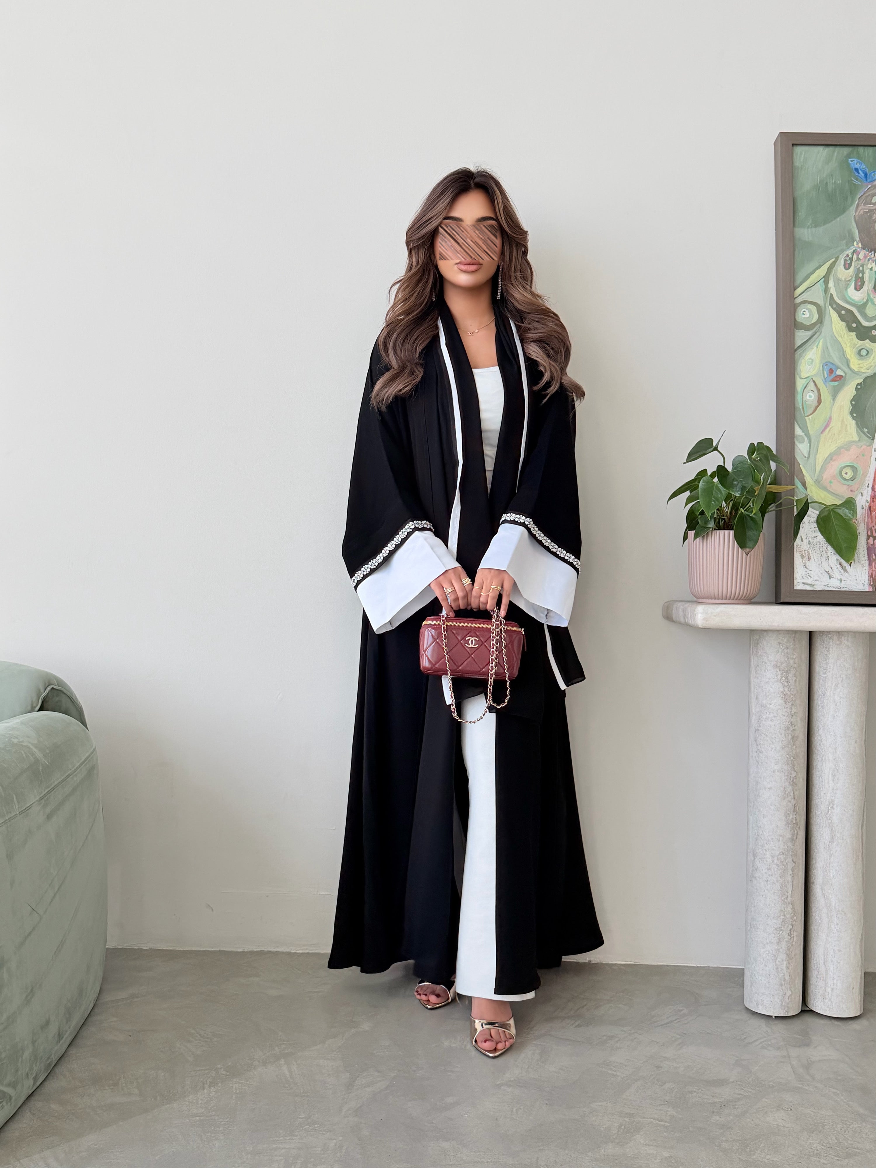 MWT5019 - قماش اسود كريب مع أكمام تفته ابيض و كلفة شك قصة نص كلوش - Aya