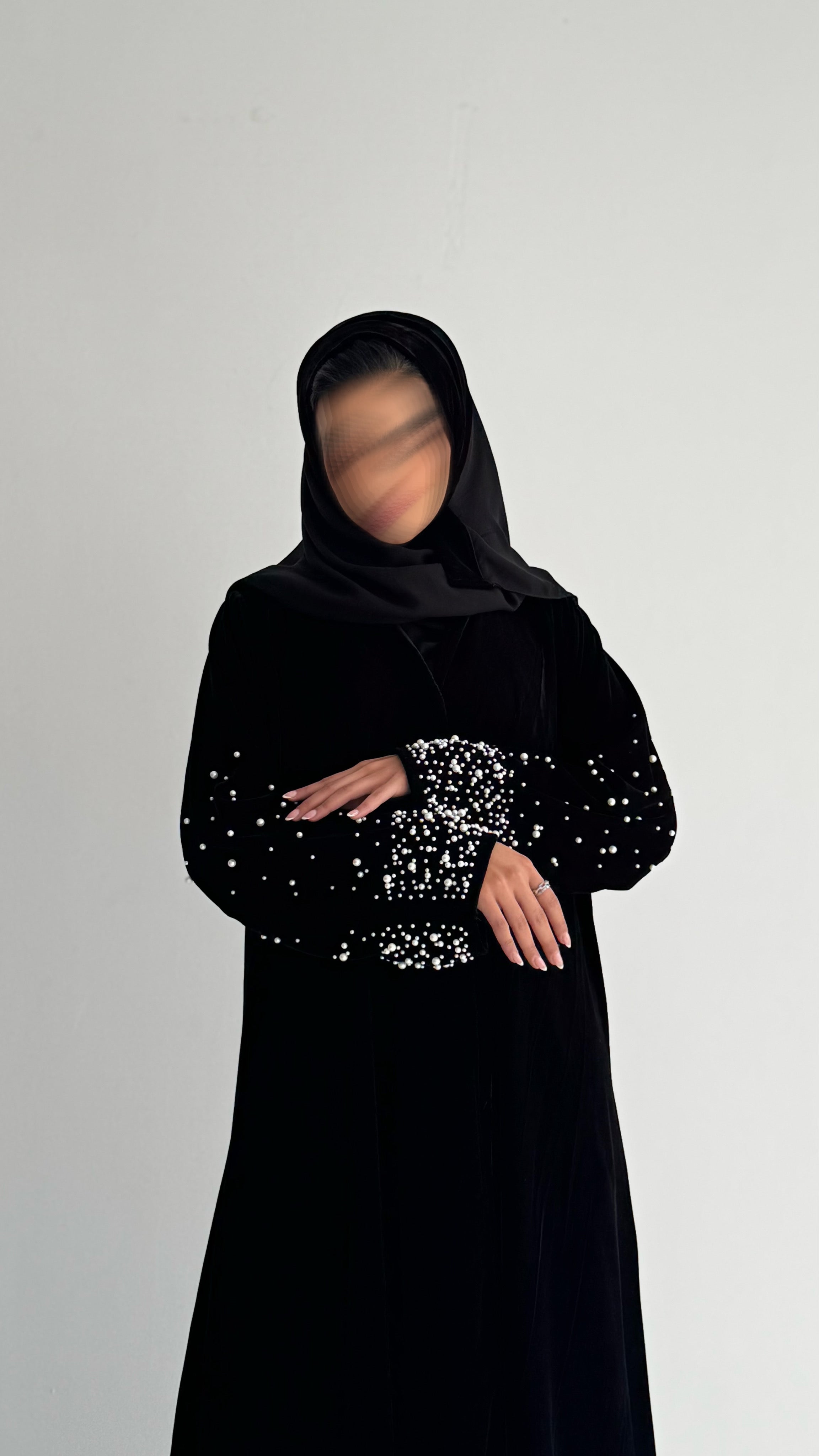 MWT698 - عباية مخمل مع لؤلؤ بالاكمام