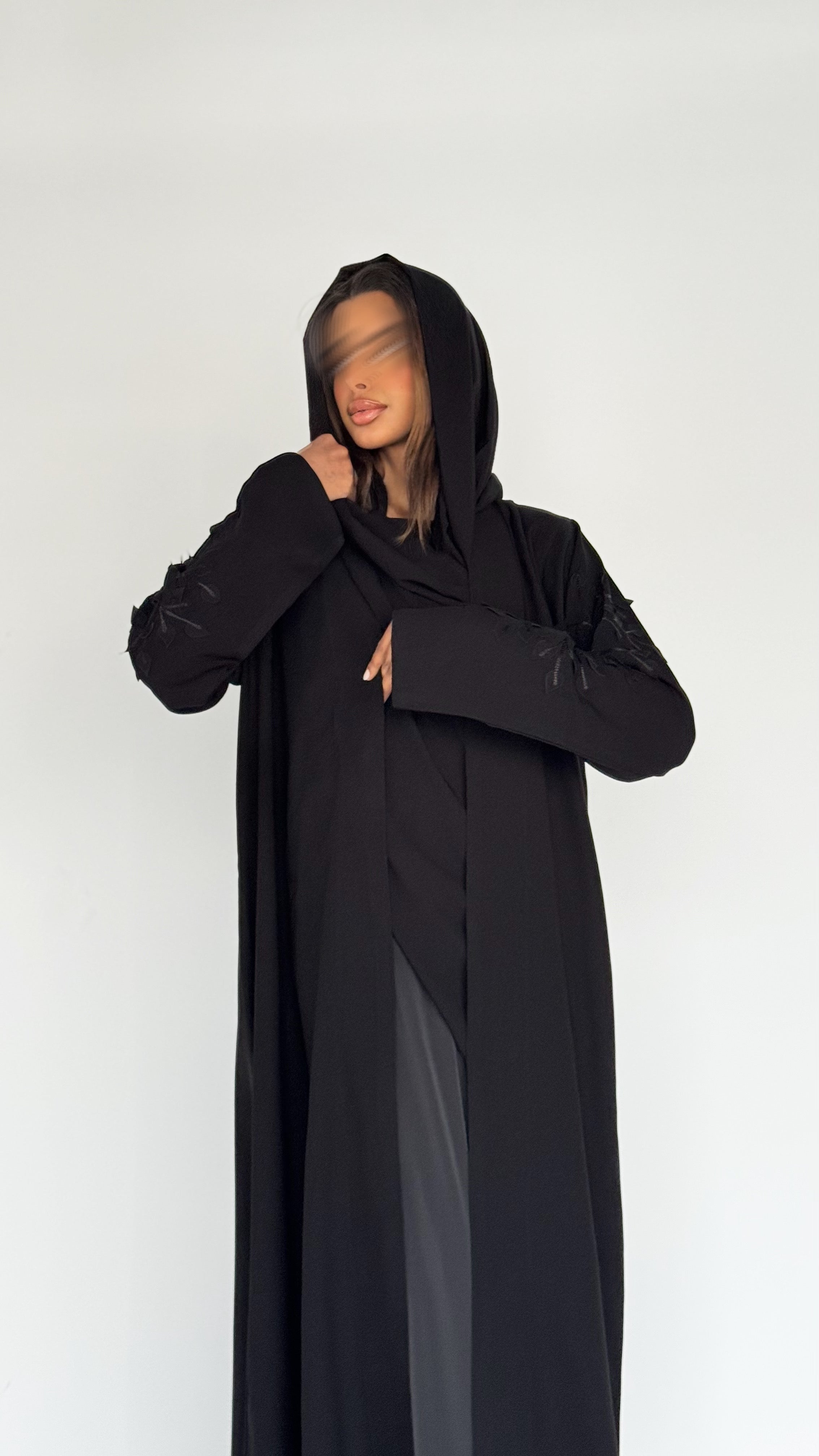 MW1747 - اسود تطريز هاري مع تركيب ورق - Aya