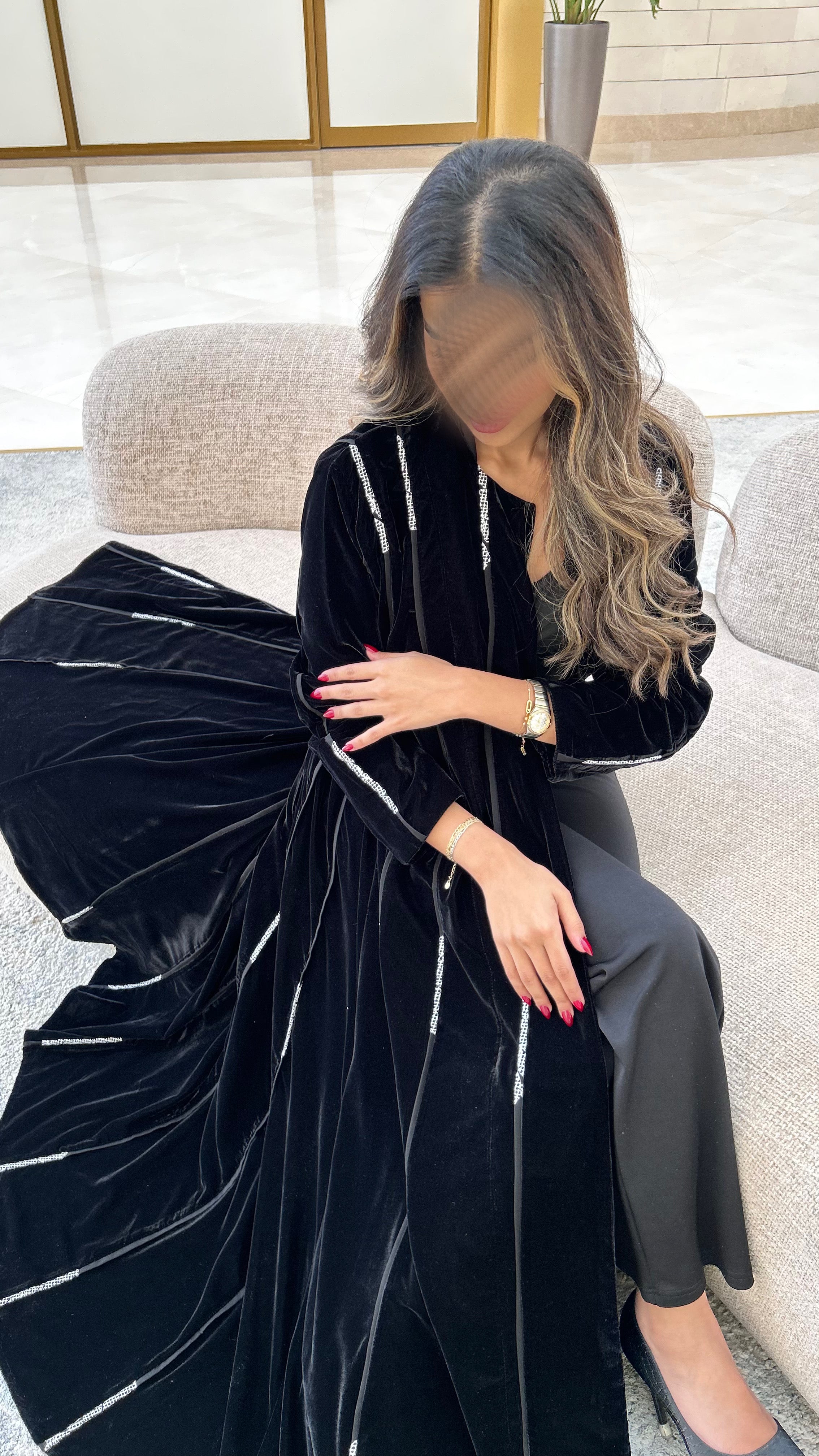 MWT647 - عباية مخمل اسود بخطوط ابيض - Aya