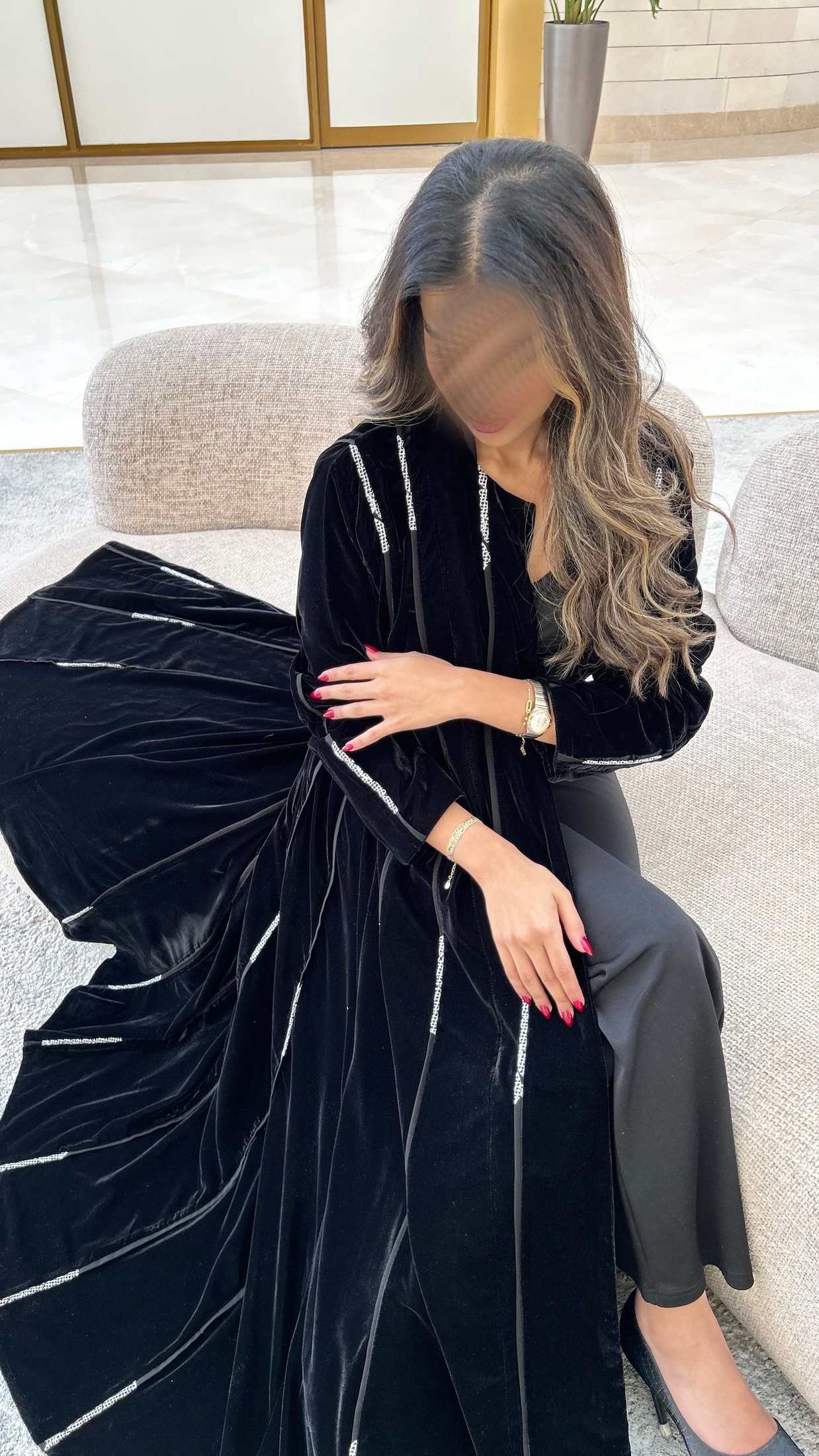 MWT647 - عباية مخمل اسود بخطوط ابيض - Aya
