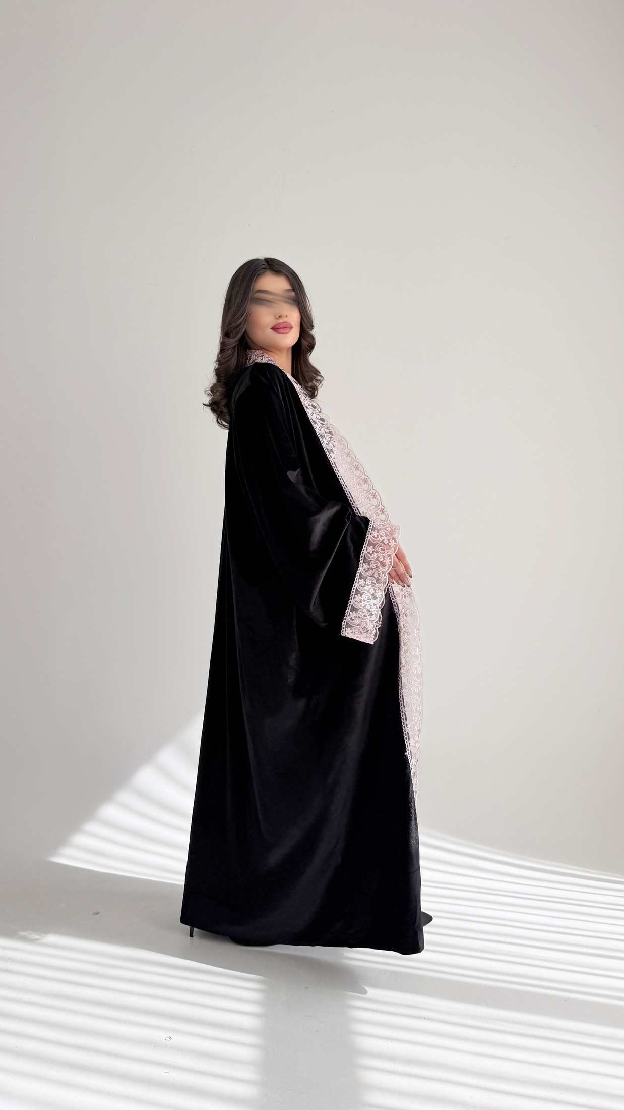 MW1812 - عباية مخمل بتدخيلة دانتيل - Aya