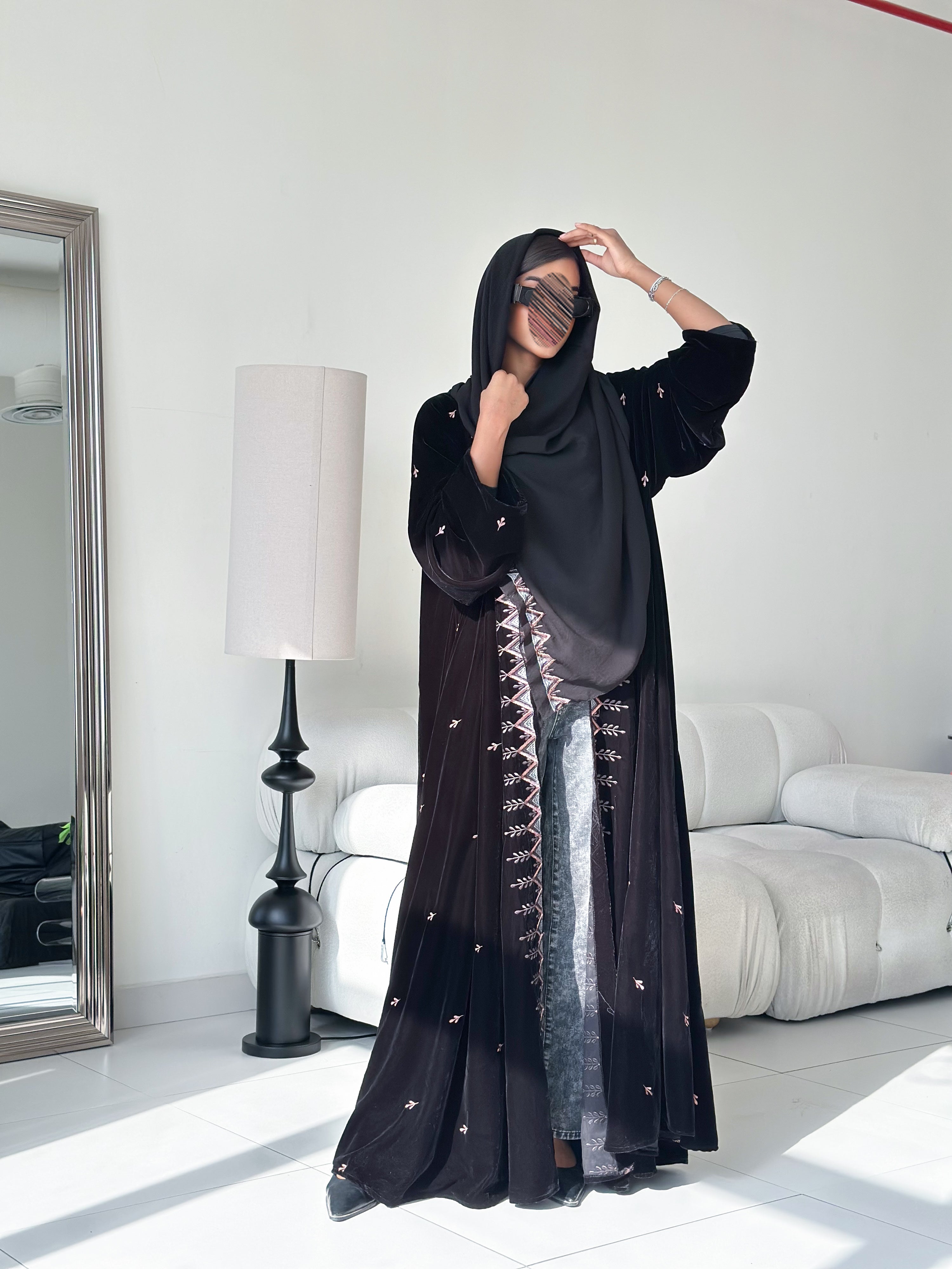 MW1817 - عباية مخمل تطريز ملون - Aya