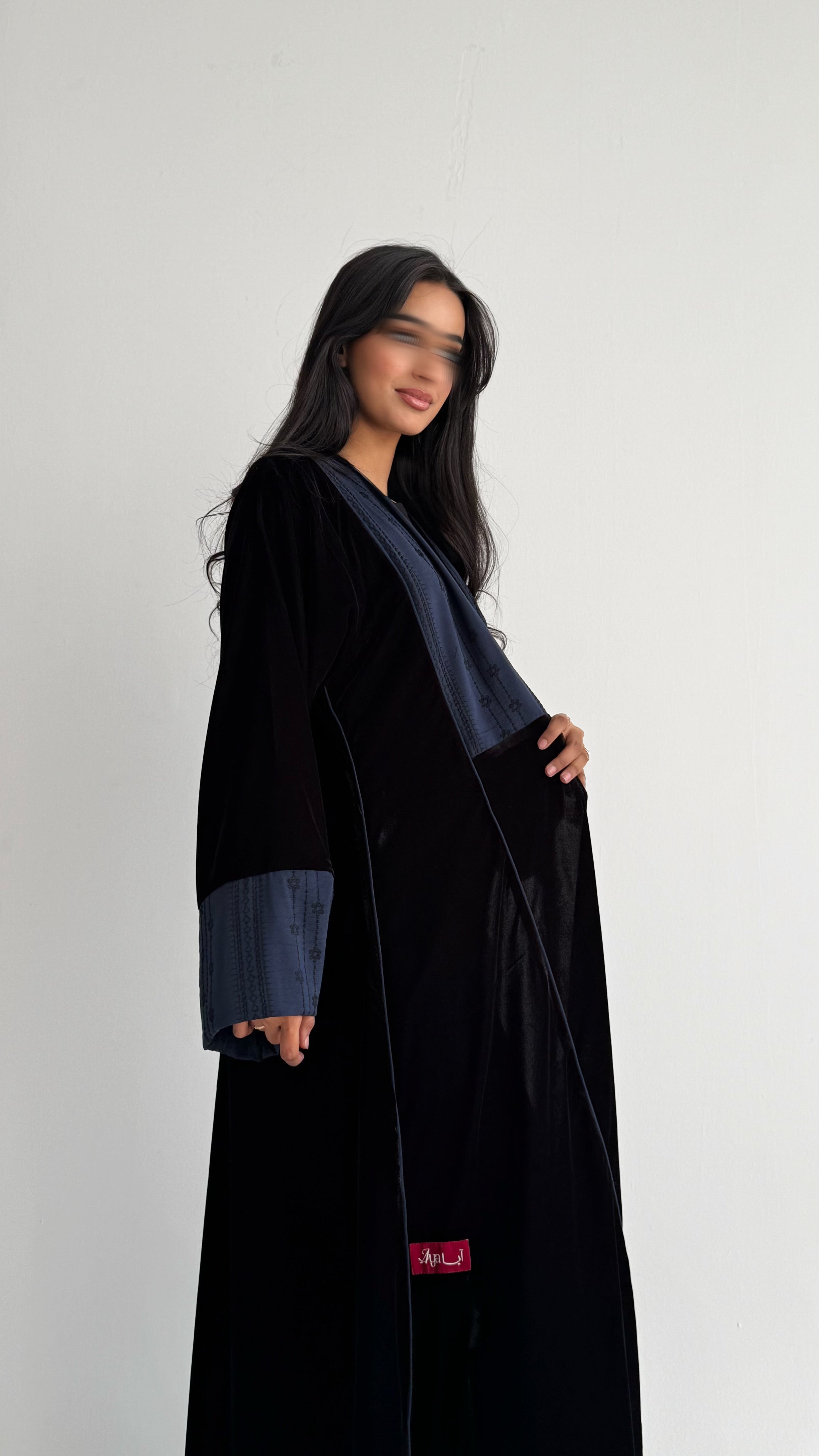 MW1840 - عباية مخمل مع اضافة تدخيلة الجاكار المطرز ليمنحك اطلالة راقية وعصرية - Aya