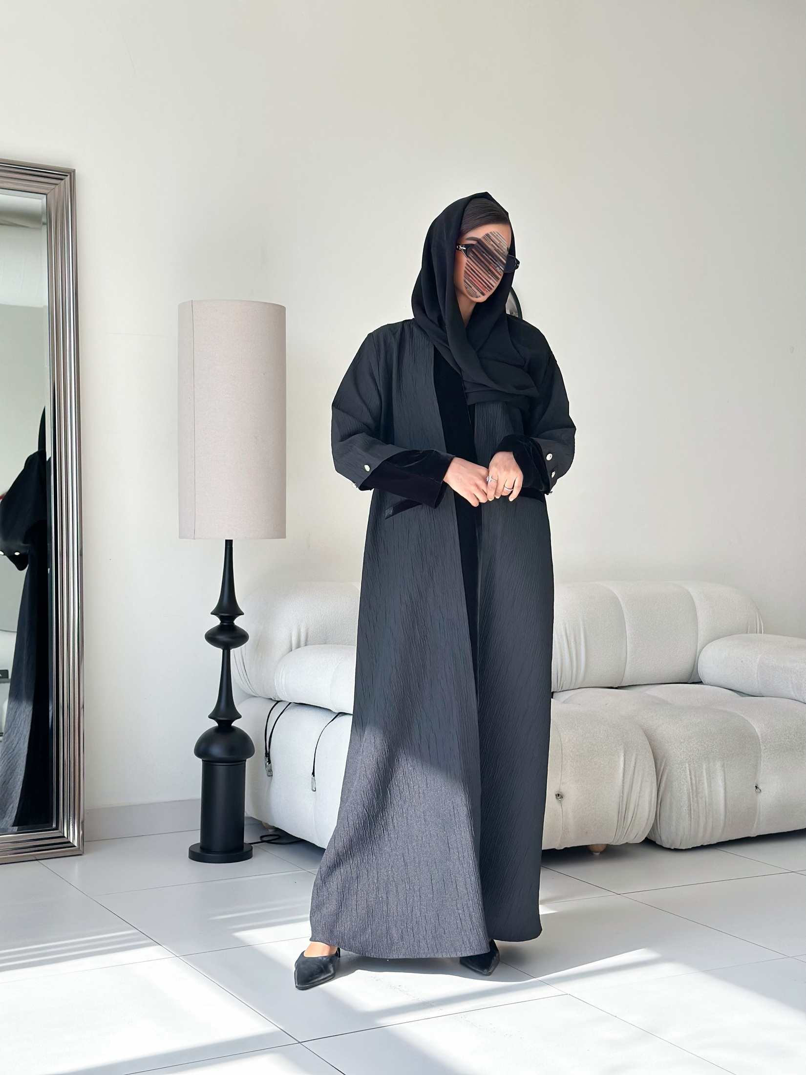 MWT572 - عباية جاكار مع أكمام مخمل بأزارير ذهبية - Aya