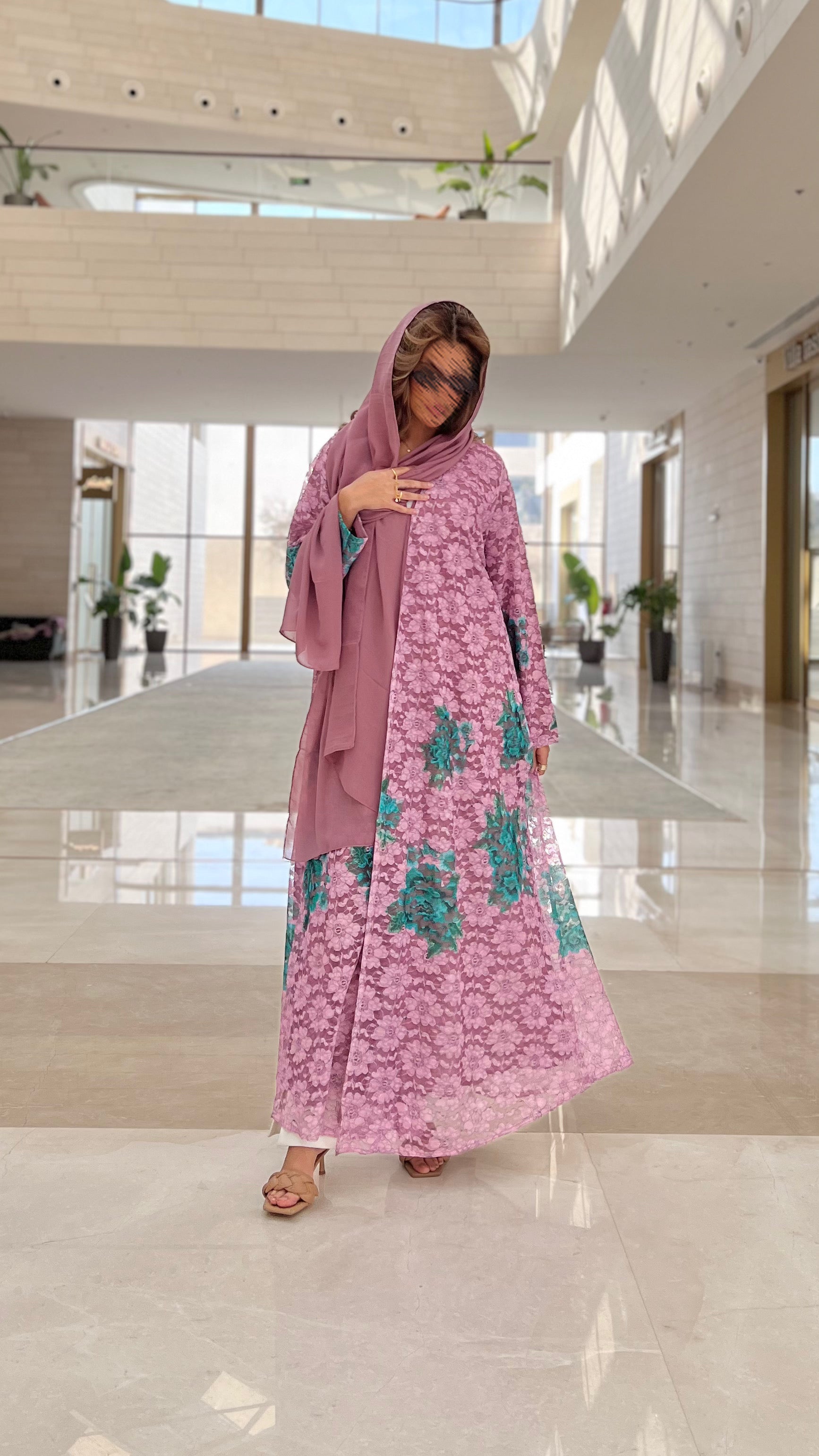MWT481 - عباية دانتيل زهري مع تدخيلة دانتيل اخضر - Aya