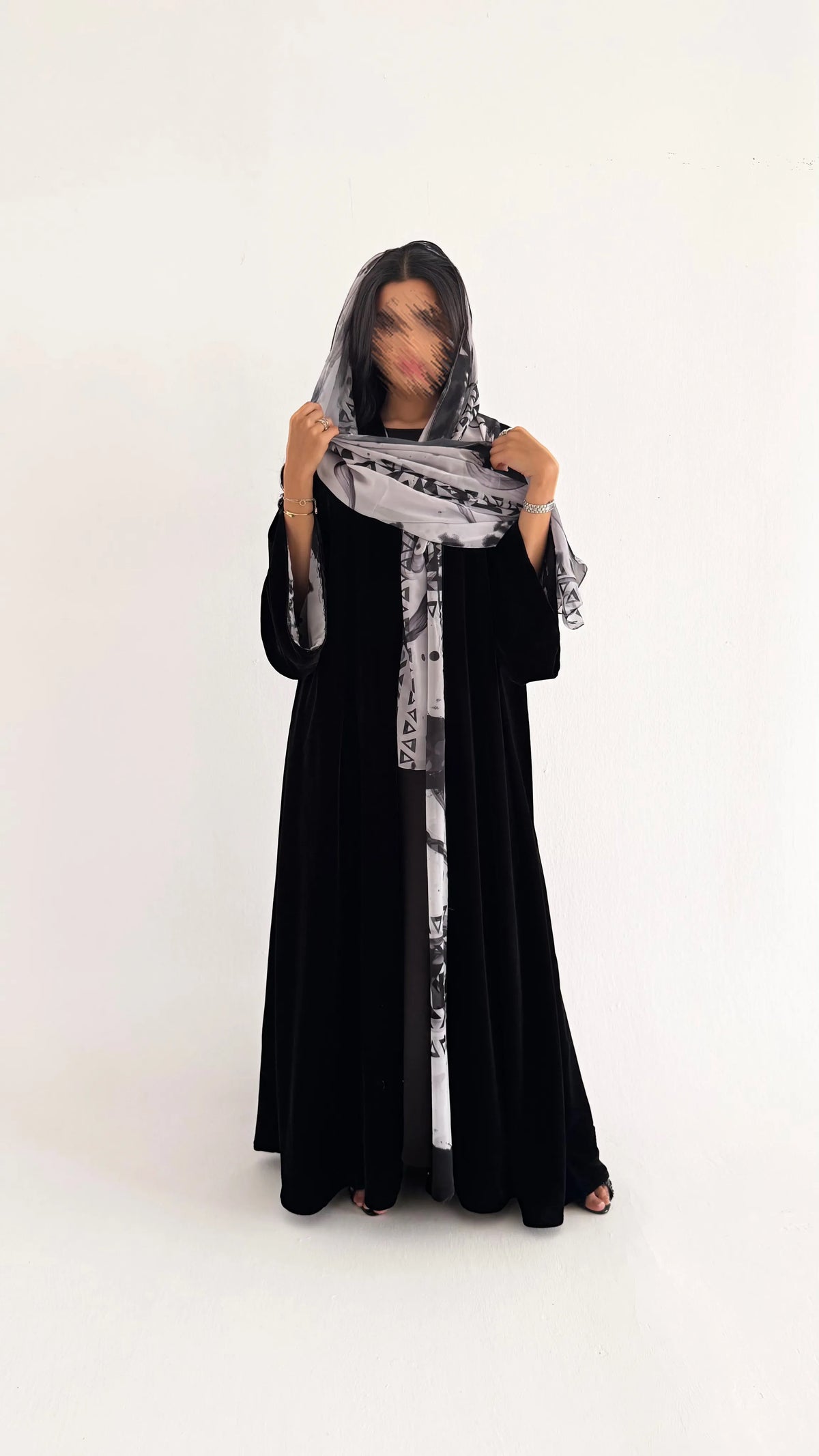 MWT5264 - عباية مخمل اسود مع طباعة إمكانية استخدامها على الجهتين - Aya