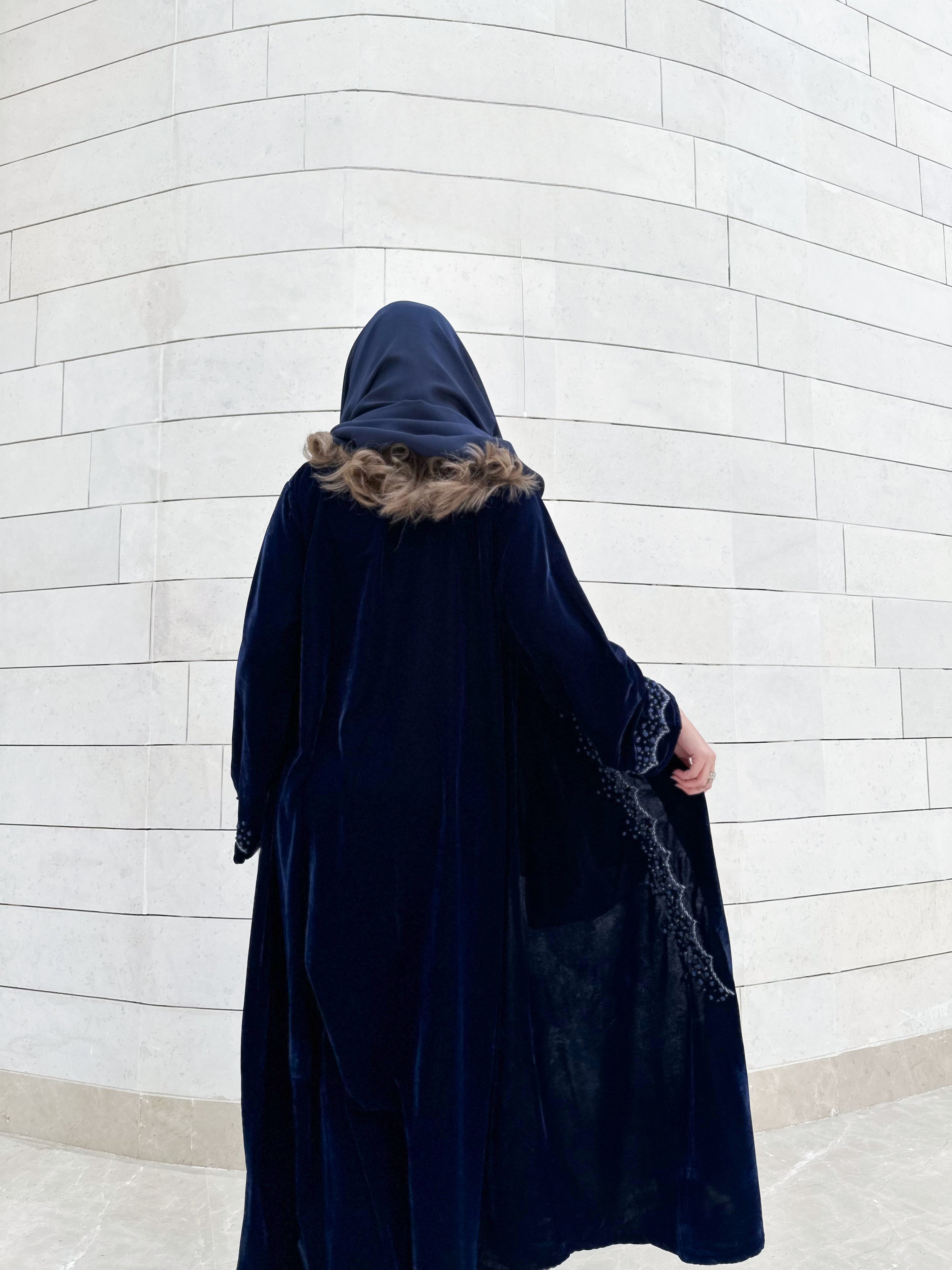 MWT725 - عباية مخمل بتطريز كحلي - Aya