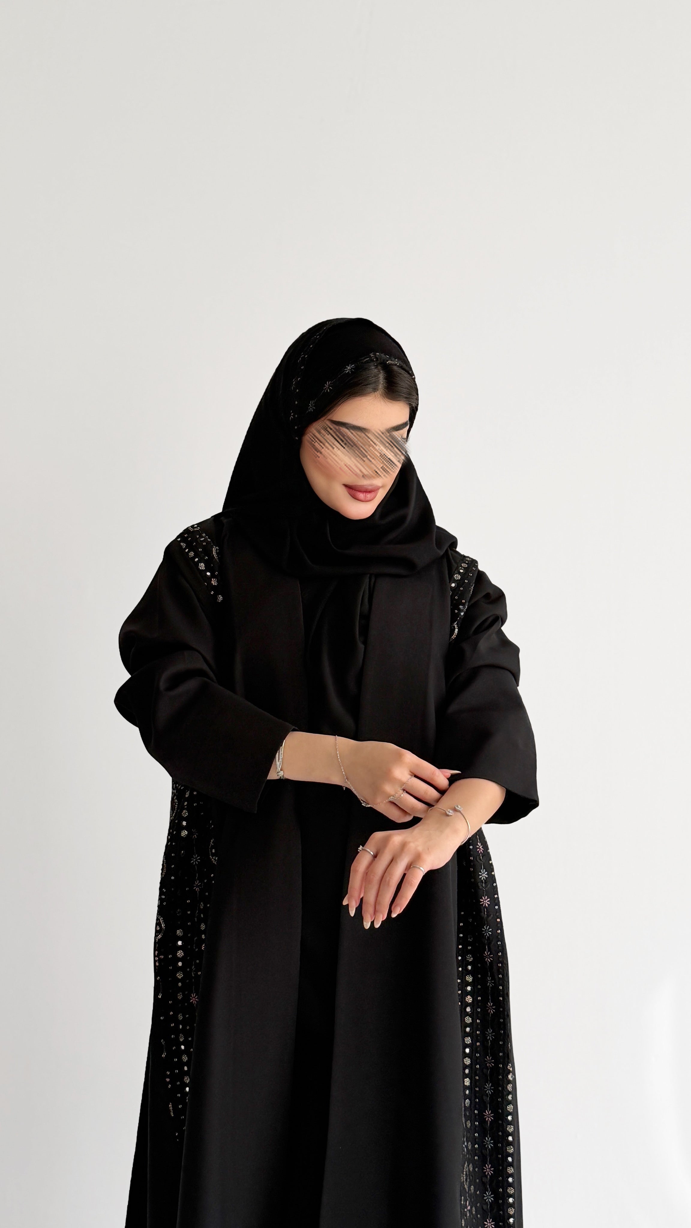MWT1032 - عباية اسود مع تدخيله لنن تطريز - Aya