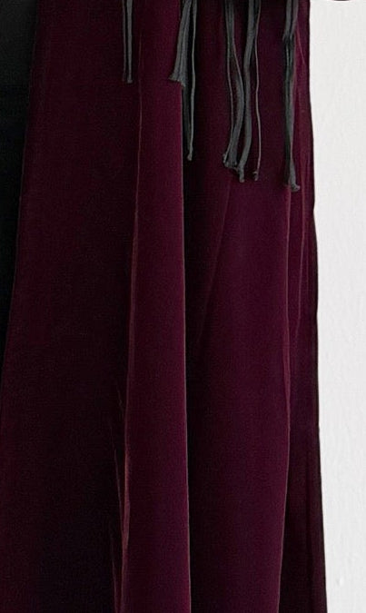 MWT864 - عباية مخمل بخطوط قيطان راقية - Aya