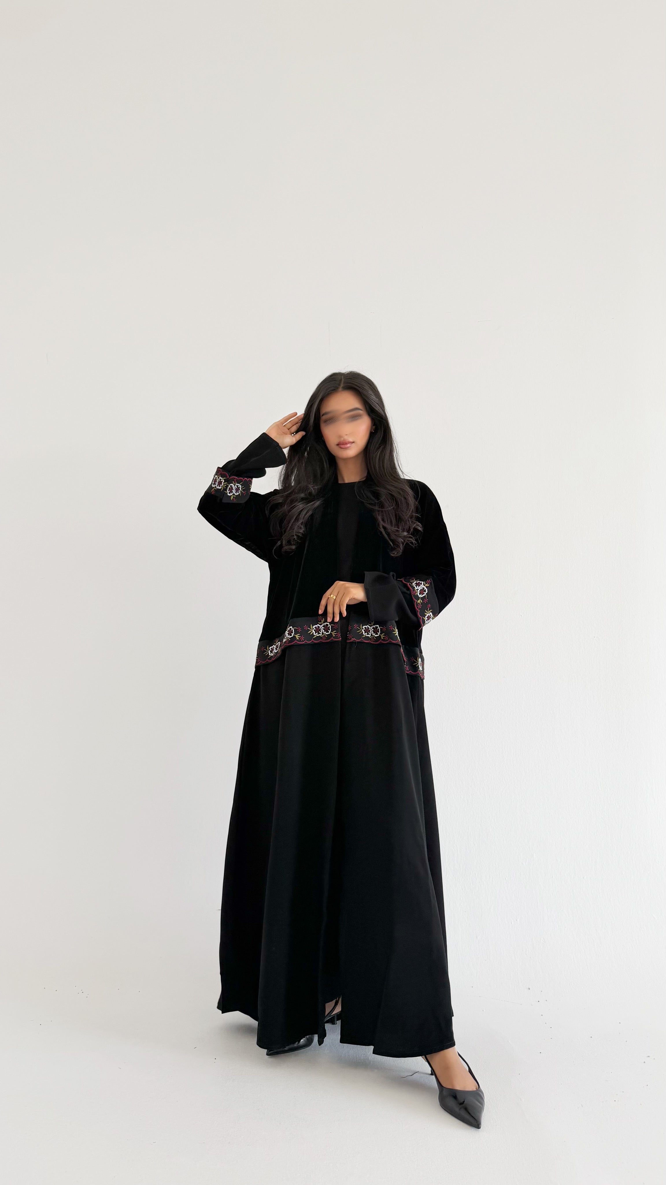 MW1779 - عباية مخمل من تحت قماش كريب الرياض كلفه تطريز كمبيوتر