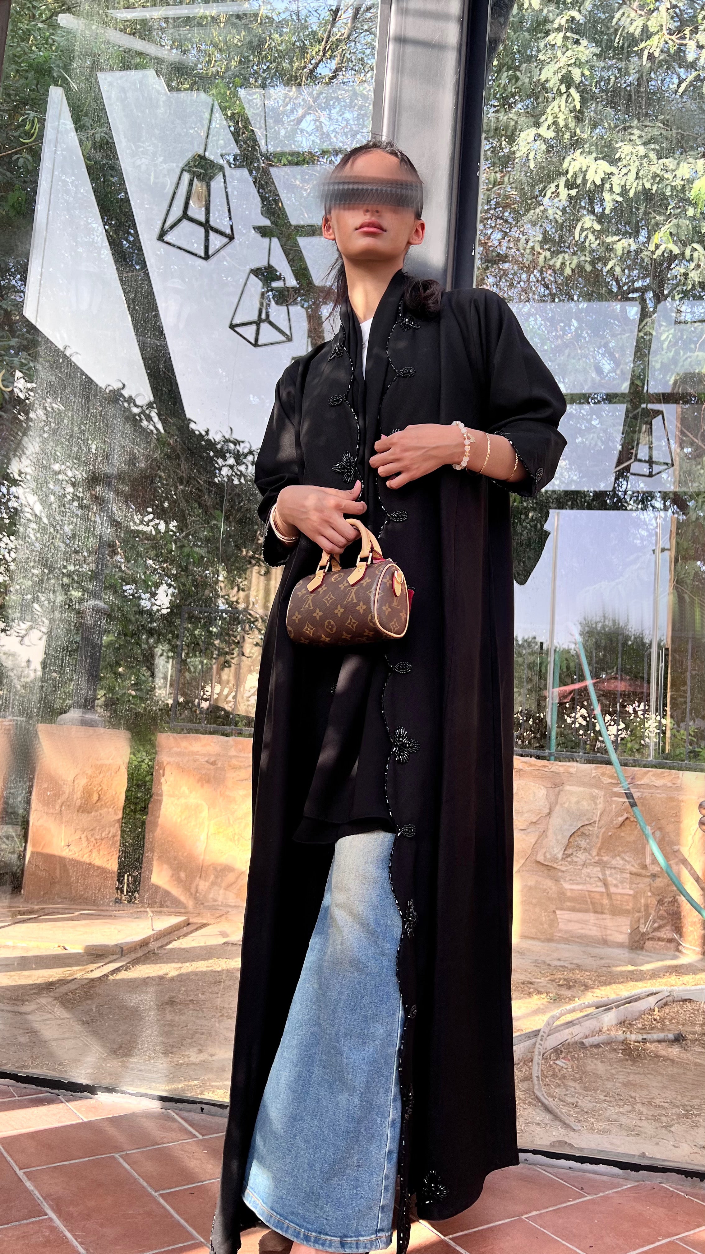 MW1376 - عبايه سوداء بتطريز خفيف من الامام