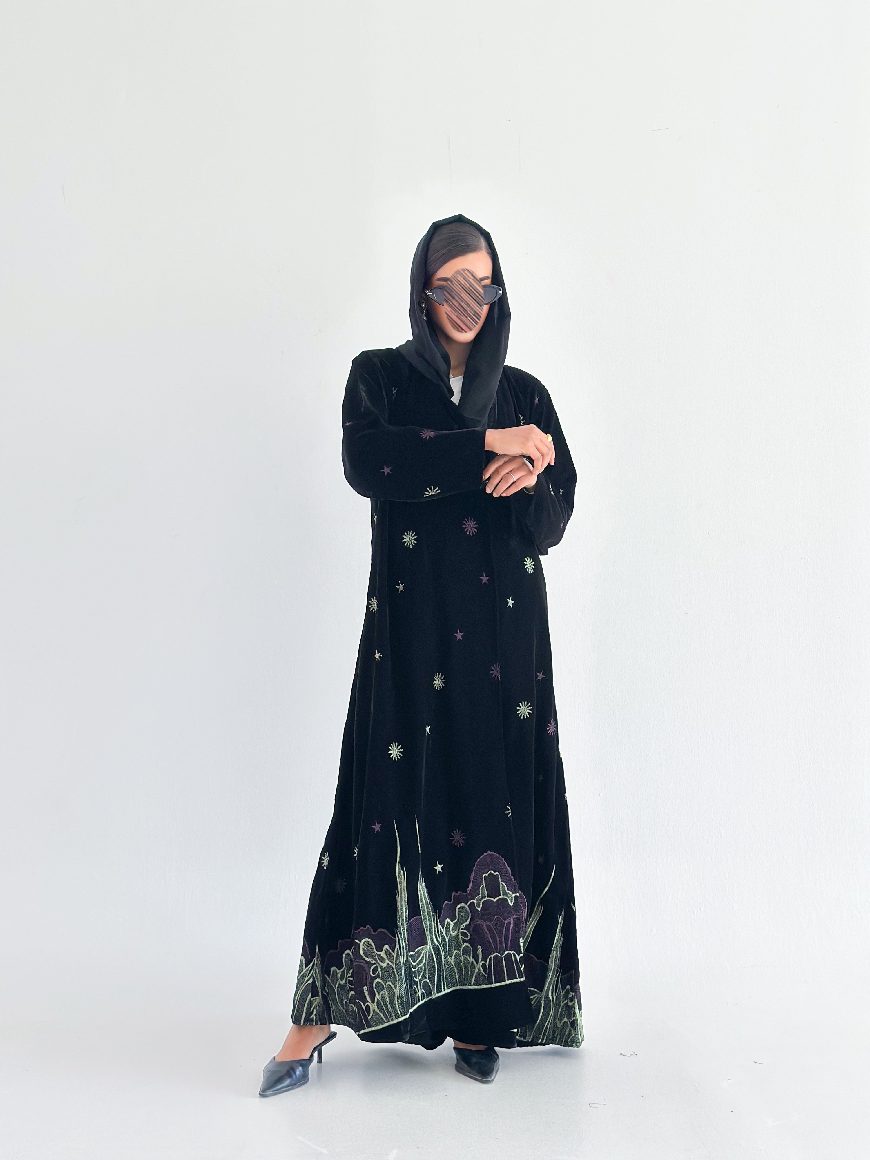 MW1742 - عباية اسود مخمل مطرزة - Aya