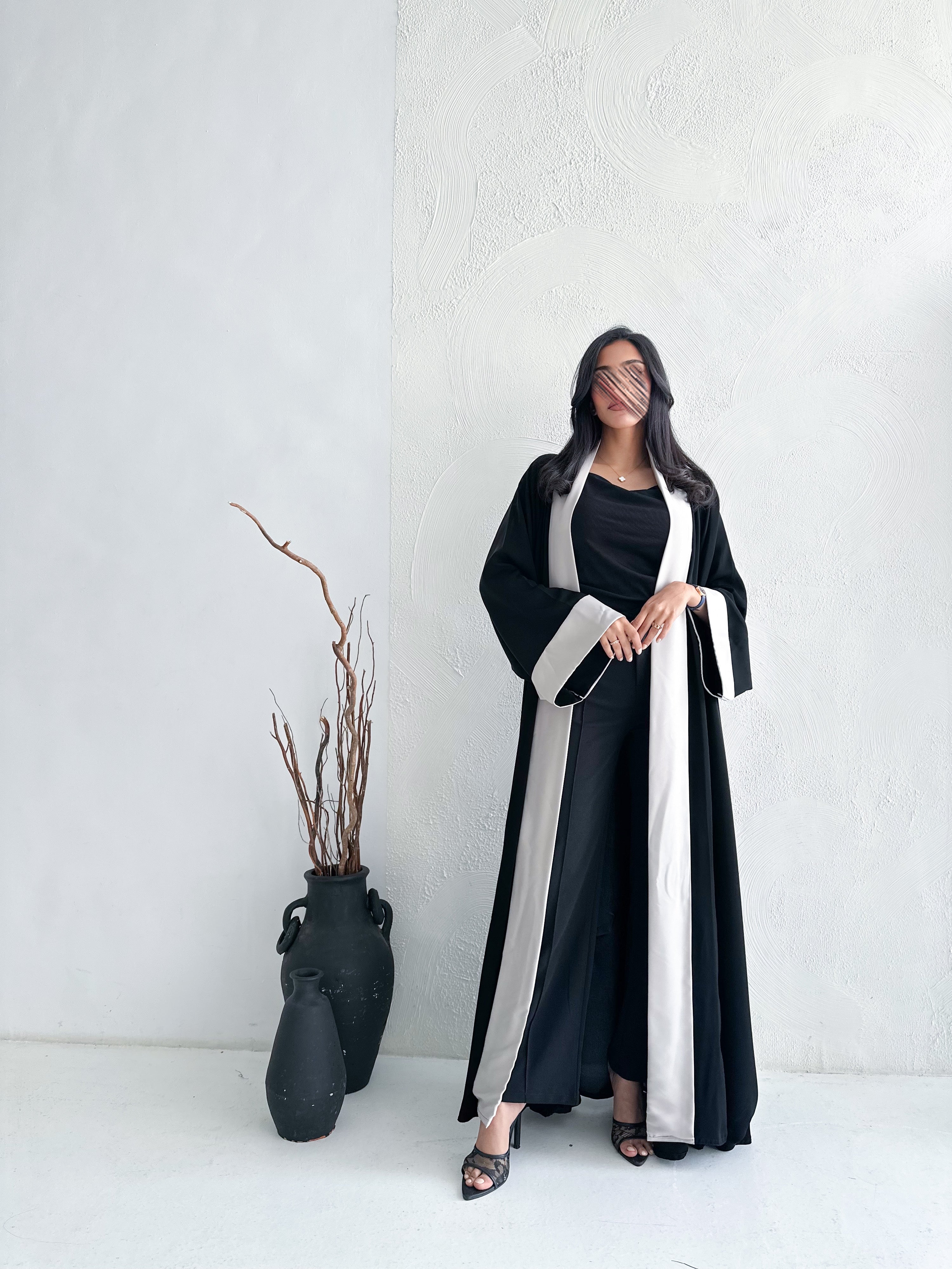 MW1425 - عباية من الكريب ناعم بأطرف كريب حرير بلون البيج - Aya