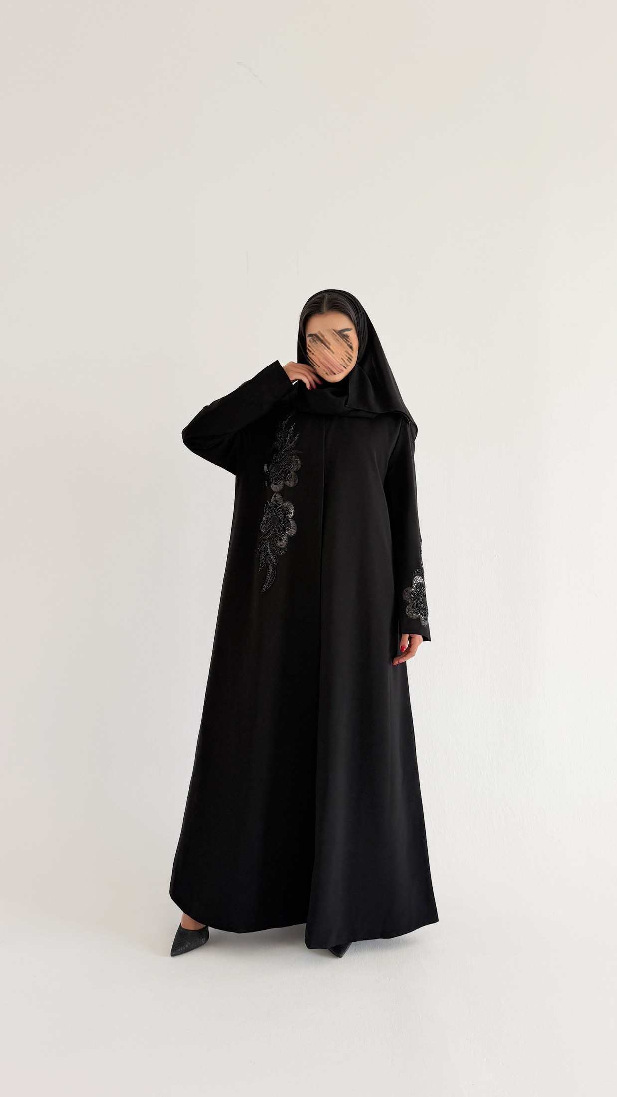 MW2028 - عبايه بليزر مع تطريز بالامام والاكمام - Aya