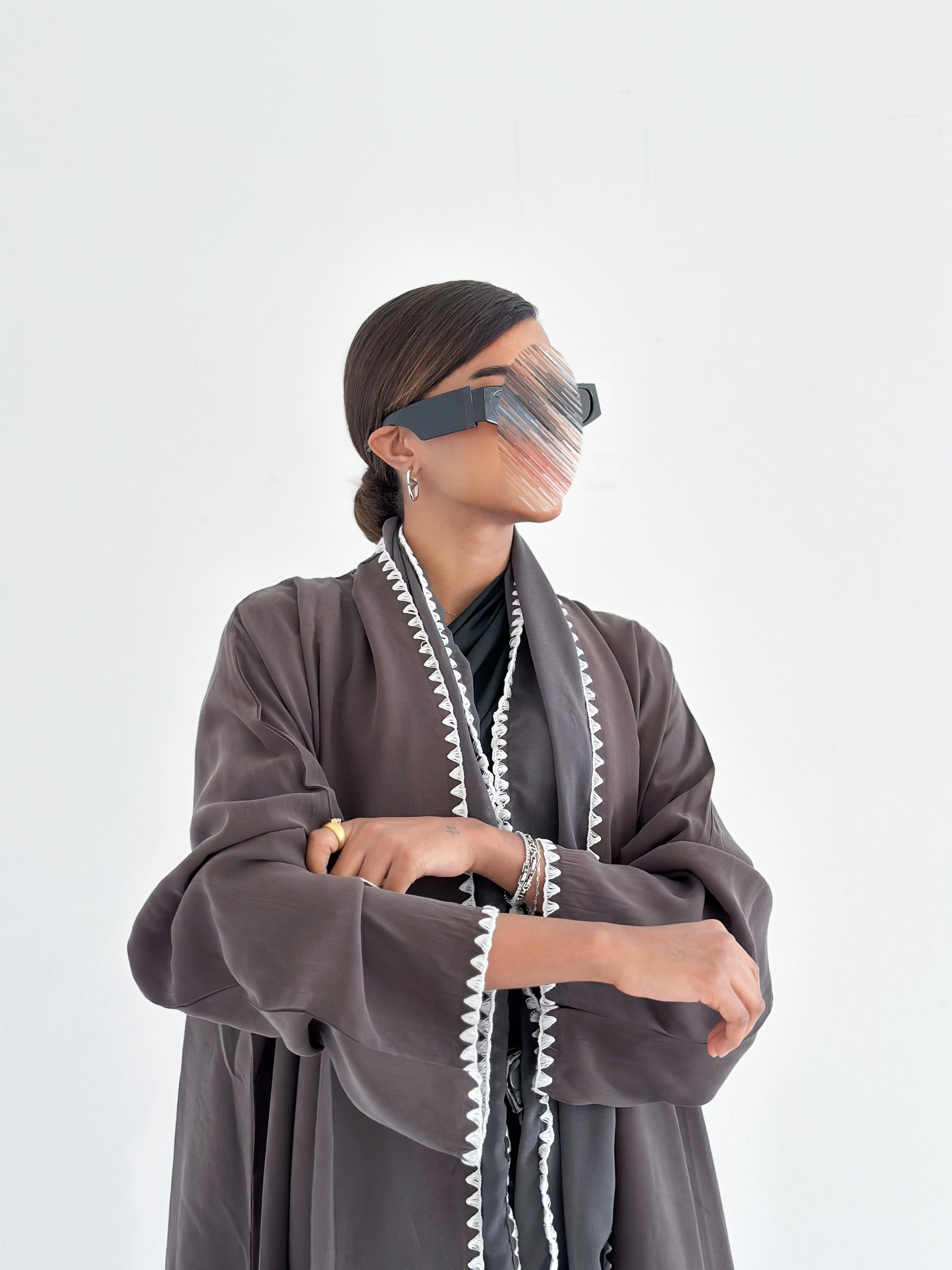 MW1391 - عباية حرير ياباني بتطريز أبيض في الأطراف