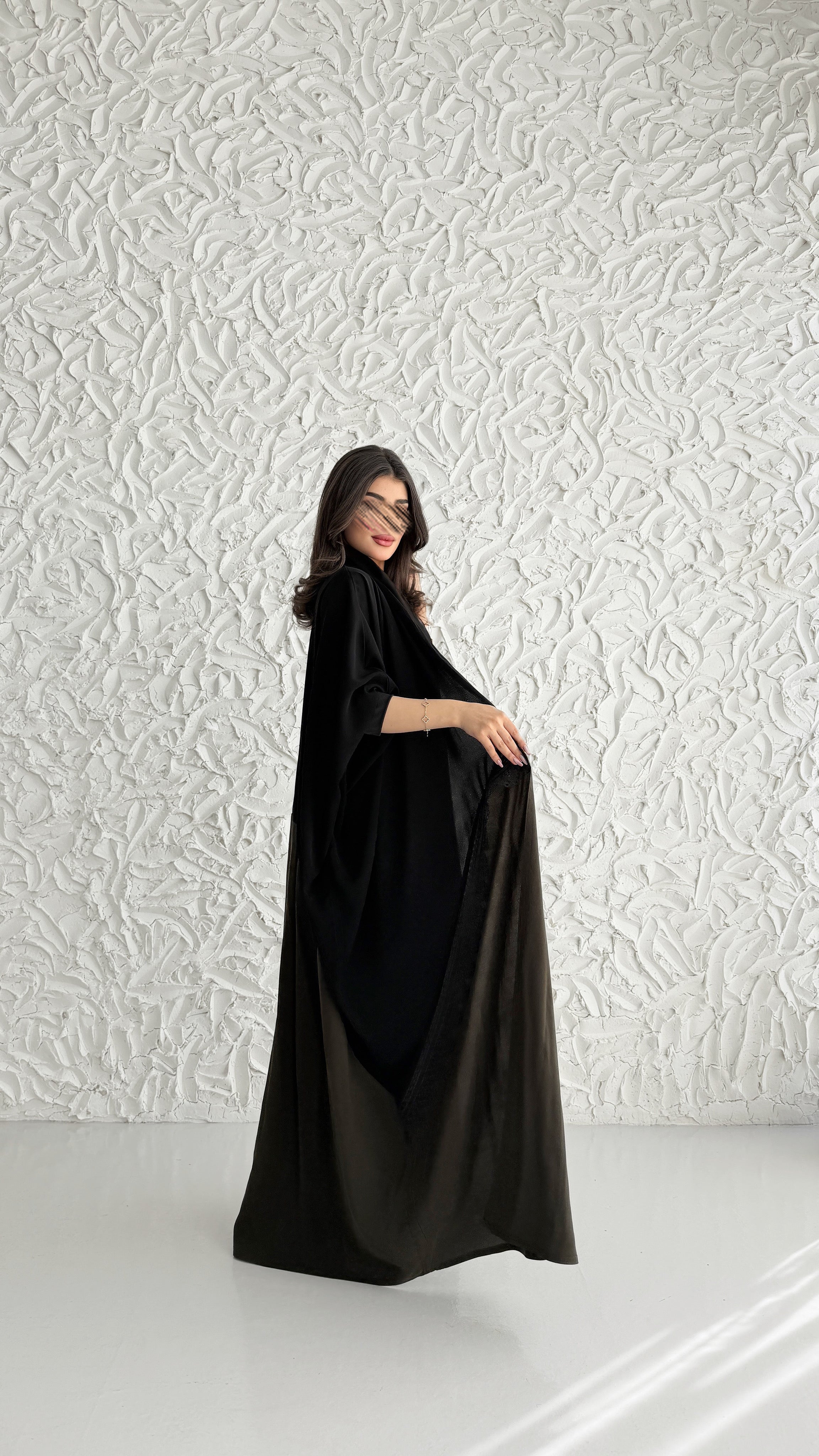 MW2130 - عباية كريب ملكي أنيقة بقصّة نص البشت مع اضافه حرير مغسول عصرية - Aya