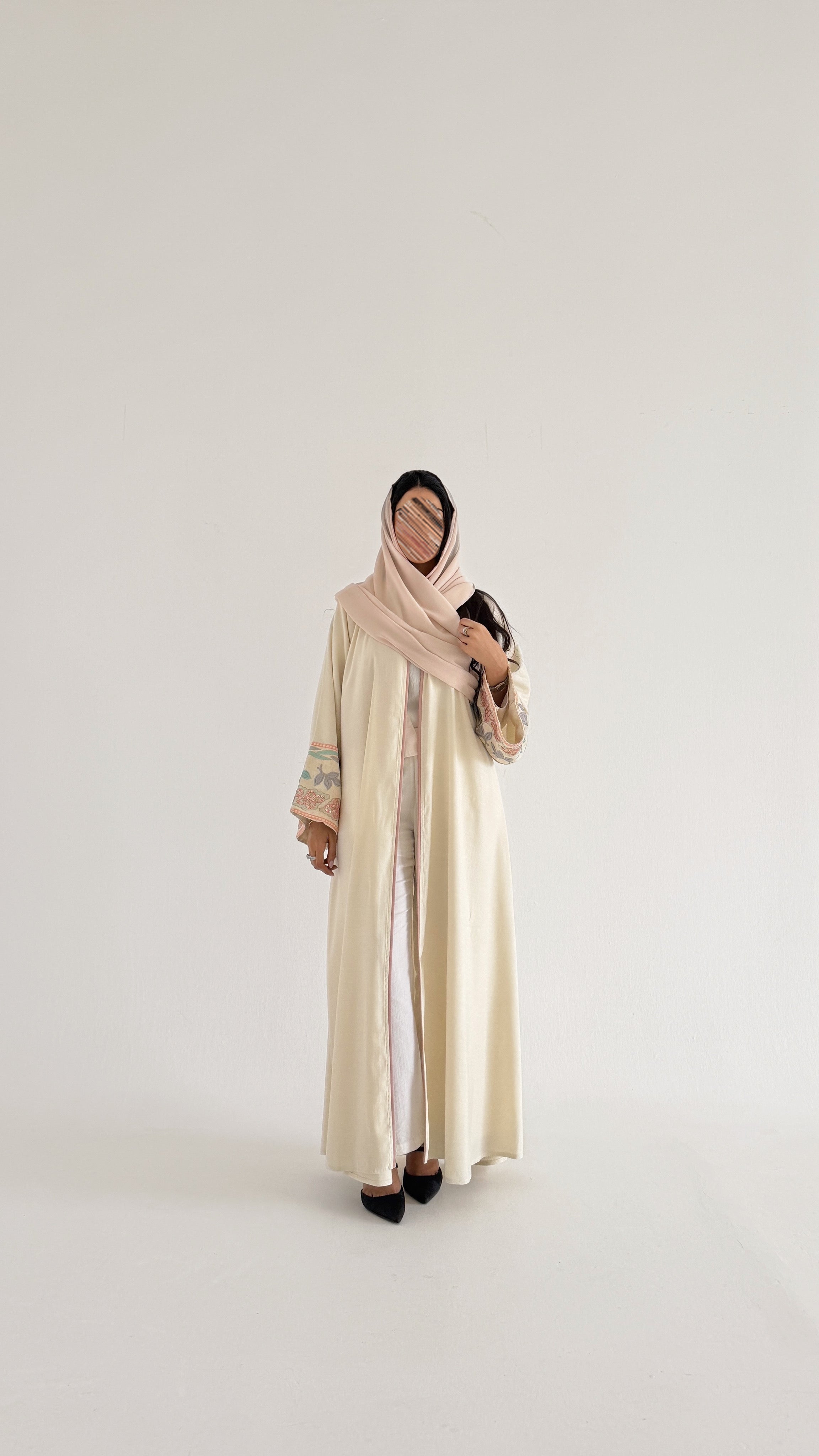 MWT2039 - عباية لنن مع كلفة تطريز بقيطان وردية - Aya