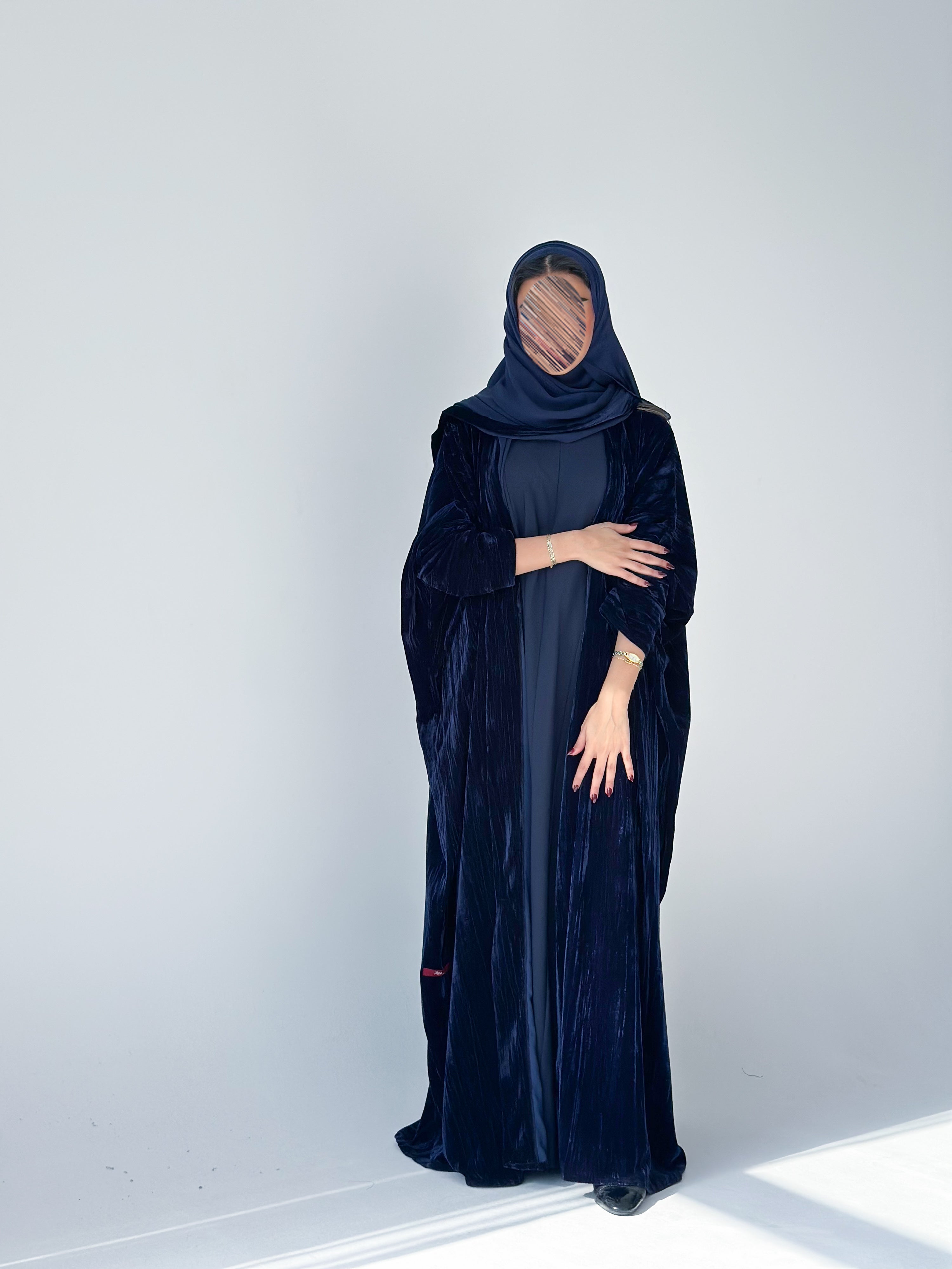 MW1887 - عباية مخمل مع فستان كريب