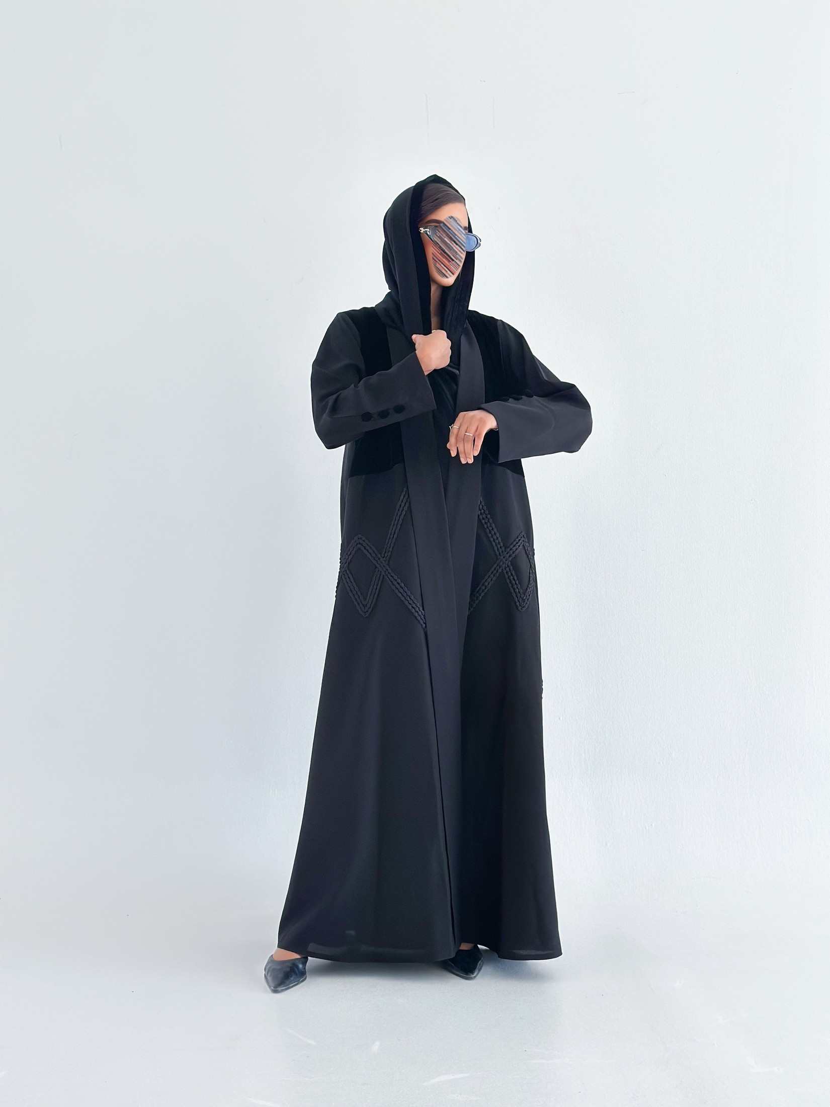 MWT559 - عباية مخمل مع تطريز أسود - Aya