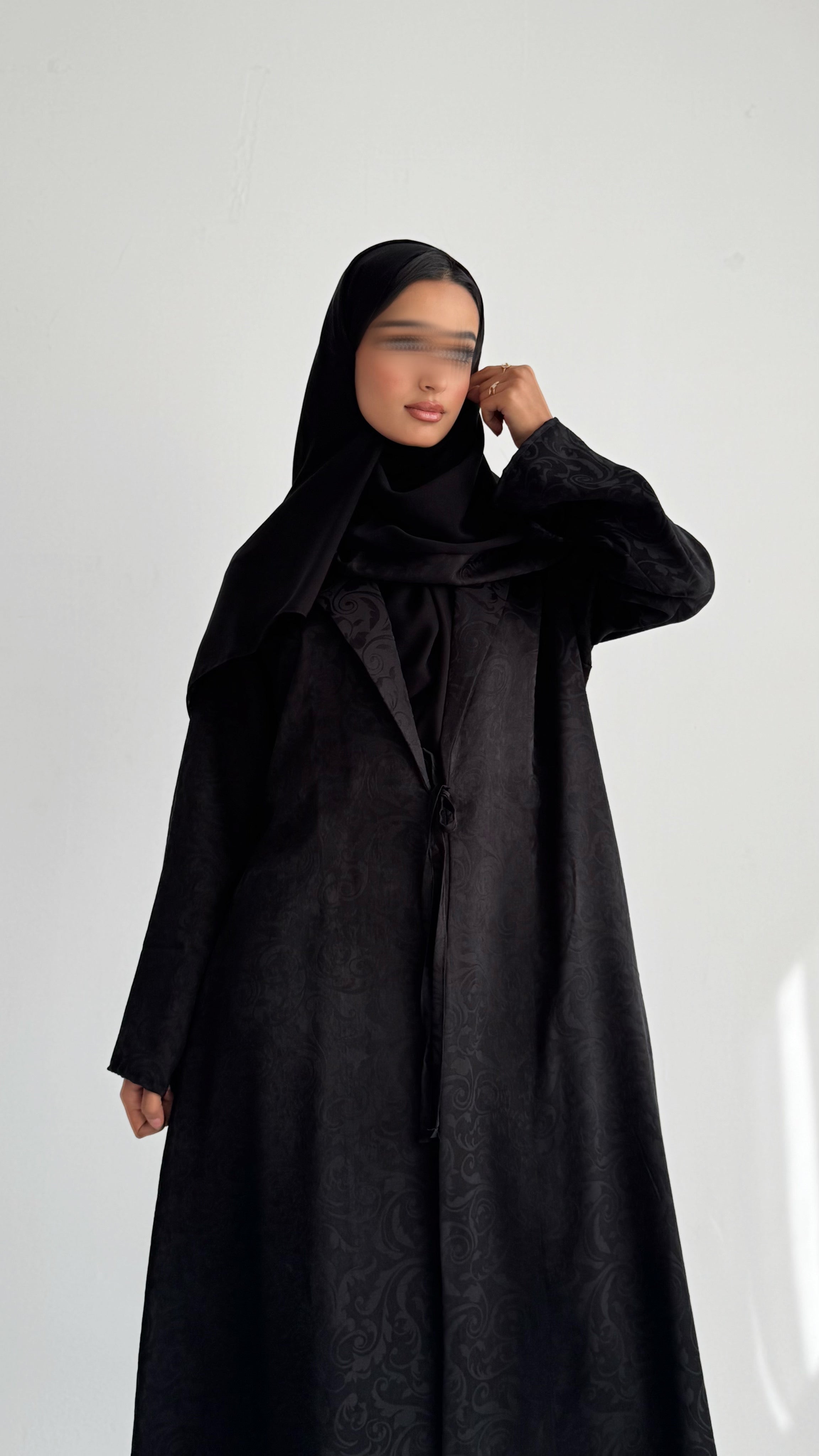 MW1839 - عباية جاكار فاخرة بتصميم ياقة بليزر ناعم مع ربطة أمامية تمنحك إطلالة راقية وعصرية. - Aya