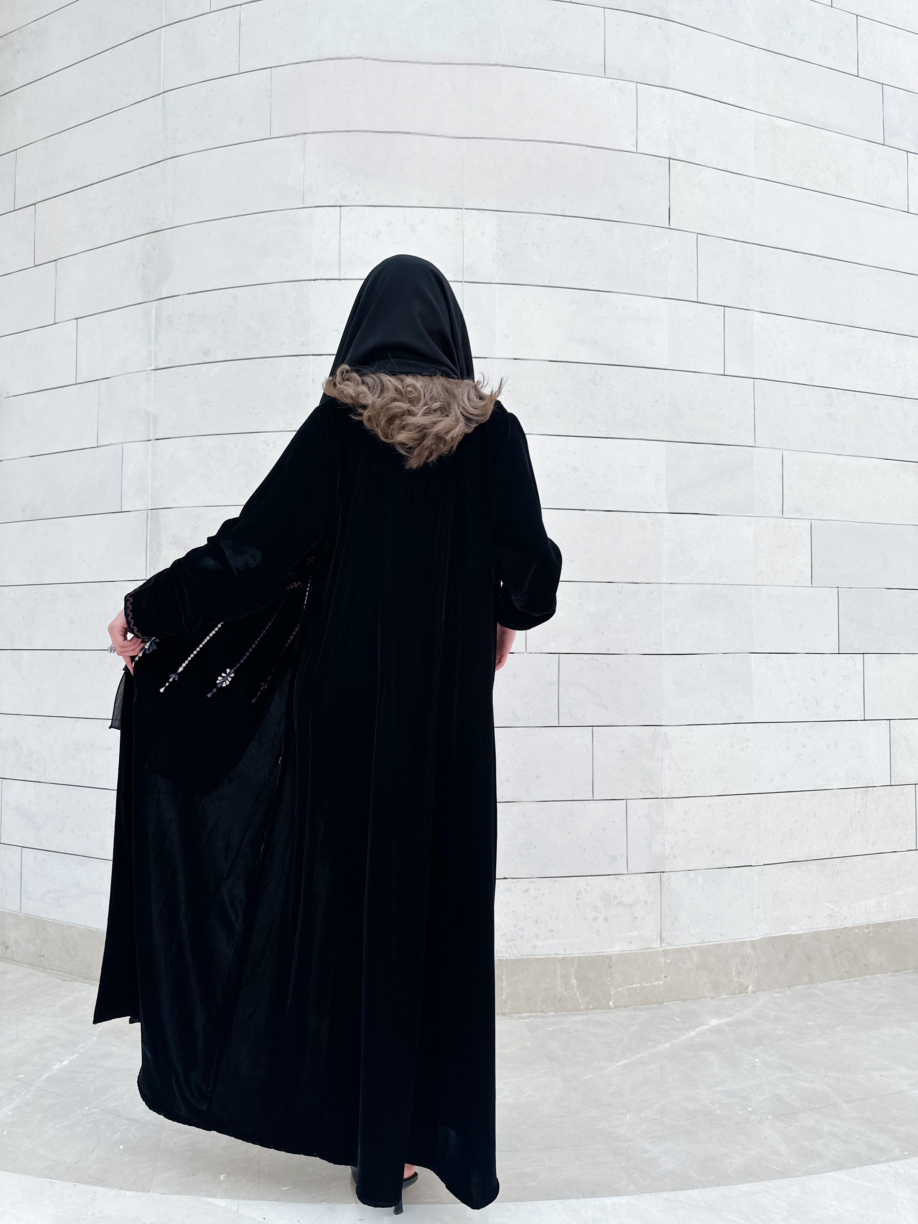 MWT728 - عباية مخمل بتطريز الوان - Aya