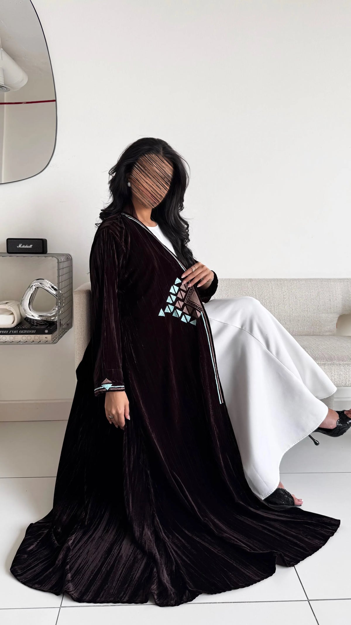 MW515 - عباية مخمل بنية مزينة بتطريز سماوي ويوجد زر مخفي واحد - Aya