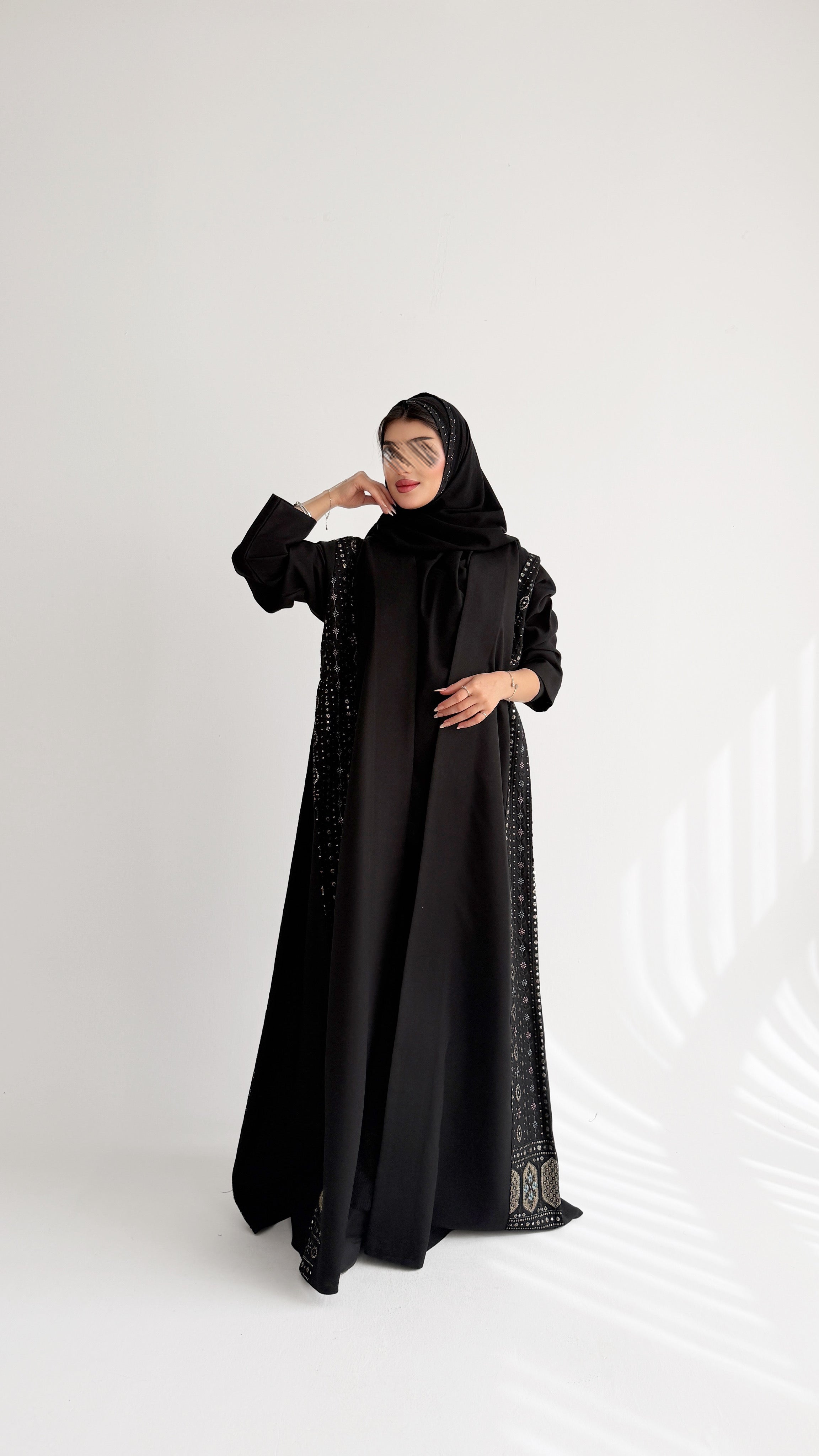 MWT1032 - عباية اسود مع تدخيله لنن تطريز - Aya