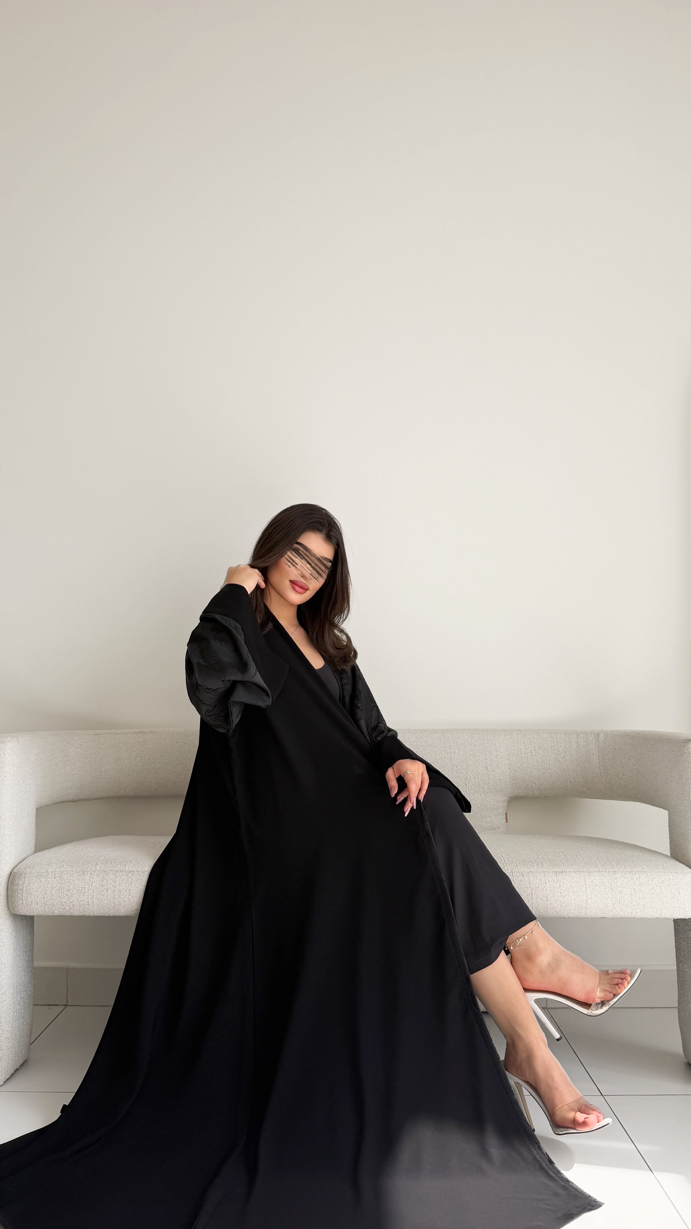 MWT1103 - عباية اسود بتدخيلة جاكار بالاكمام - Aya